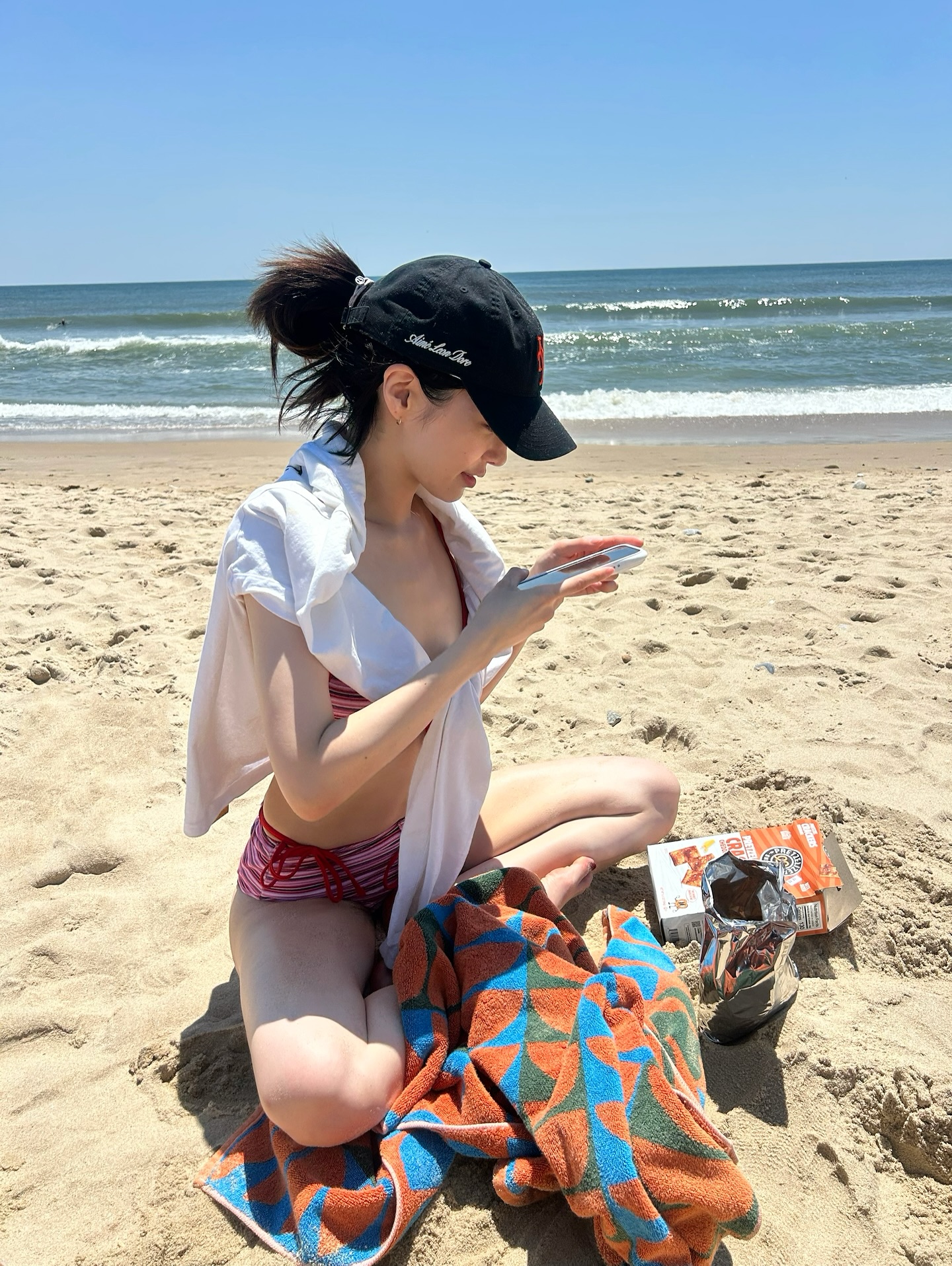 박규영이 선택한 비키니 뭘까?👙
나도 따라 할 수 있을 거 같은, 썸머 휴가룩의 바이블🏝❤

박규영이 스트라이프 비키니로 트렌디한 여름룩 완성했습니다.

올 여름 박규영이 뉴욕 햄튼 해변에서 착용한 비키니룩이 화제를 모으고 있습니다. 그녀가 선택한 제품은 글로니의 스트라이프 트라이앵글 비키니로, 상·하의 모두 슬림한 실루엣과 비비드한 컬러감이 특징입니다. 

그녀는 체리와 블루 스트라이프 비키니를 번갈아 착용하며 스타일링을 달리했습니다. 체리컬러는 볼캡과 레드 숏팬츠를 매치해 사랑스럽게, 블루베리 컬러는 모래놀이를 즐기며 자연스럽고 편안한 무드를 표현했습니다.

비키니 외에 소품을 이용한 스타일링 센스가 돋보였습니다. 선글라스, 야구 모자, 루즈한 티셔츠와 같은 아이템을 적절히 활용함으로써 휴양지에서의 캐주얼한 감성과 패셔너블한 감각을 동시에 잡았습니다. 이미지5