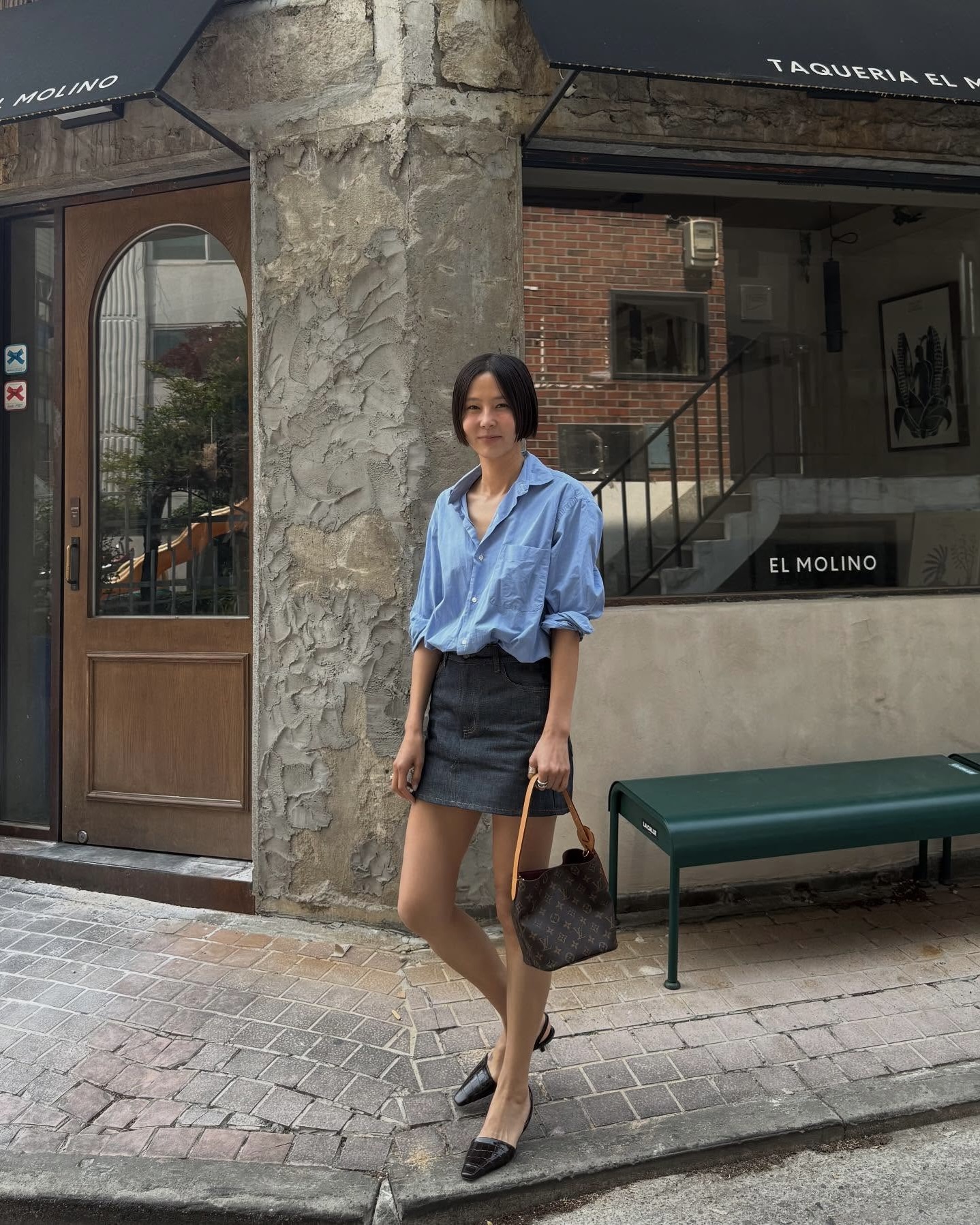 미니스커트로 N가지 룩북 만들기🔍 테토녀도 에겐녀도 반할 미니스커트 스타일 변신 공식💡💗   미니스커트는 이 4가지 아이템과 함께 스타일링해 보세요.  1. 블라우스 가벼운 여름 블라우스를 미니스커트와 매치하면 단아하면서도 청순한 무드를 완성할 수 있습니다. 특히 퍼프소매나 프릴 디테일이 들어간 블라우스는 사랑스럽고 여성스러운 분위기를 더해줍니다. 여기에 플랫슈즈를 매치하면 프렌치 느낌을 줍니다.  2. 민소매  민소매와 미니스커트 조합은 가볍고 청량하며 시원한 여름 데일리 룩으로 제격입니다. 새틴 소재의 스커트와 함께 매치하면 모던하면서도 여성스러운 세련된 분위기를 연출할 수 있습니다.   3. 반팔티 제일 쉽게 접근할 수 있는 데일리한 스타일링으로, 컬러와 패턴 그리고 실루엣에 따라 다양한 분위기를 연출할 수 있습니다. 베이직한 컬러는 내추럴하고 깔끔한 무드를, 패턴이 들어간 티츠는 발랄하고 내추럴한 느낌을 더해줍니다.  4. 셔츠 셔츠와 미니스커트 조합은 클래식하면서도 현대적인 모던룩을 만들어 줍니다. 셔츠를 넣어 입으면 세련되고 여성스러운 실루엣을, 단추를 풀어 자연스럽게 빼내면 캐주얼하면서도 스타일리시한 분위기를 연출해 줍니다. 이미지