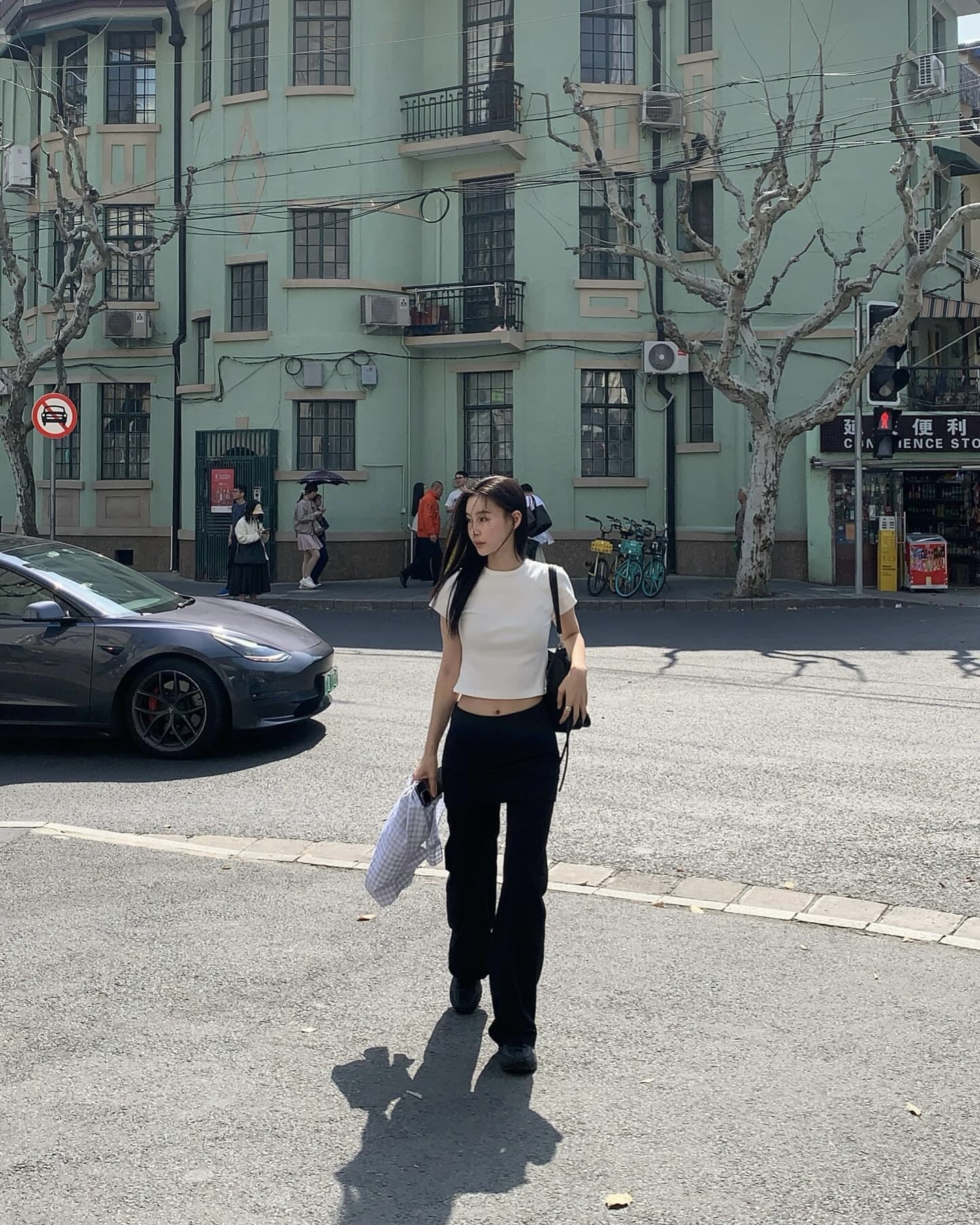 모나미룩 입었는데 심박수 컬러풀💓
이성은 설레고 동성은 저장할📸  단정함 속 심쿵 유발 공식 이미지3