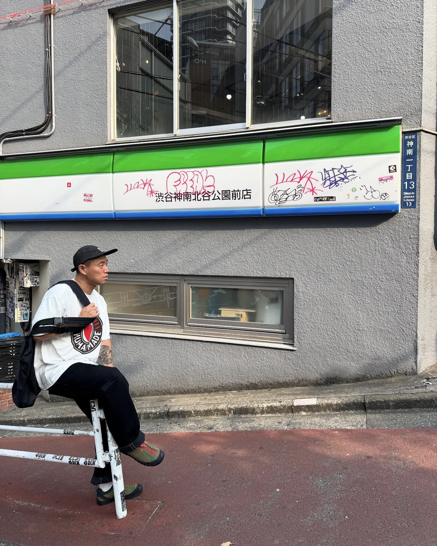 편안한 스타일을 찾고 있다면 집중!
도시적인 무드와 실용성을 한 번에 잡는 강개리의 아이템 어때? 🥾

스타일만큼 편안함이 중요한 지금, 부담 없이 착용 가능한 강개리의 아이템 세 가지를 알아보겠습니다. 

1. 칼하트윕 고어텍스 리플렉티브 캠프캡
클래식한 캠프 캡 디자인에 고어텍스 소재를 더해 실용성을 높였습니다. 반사되는 리플렉티브 로고와 측면의 레터링 디테일은 도시적인 감각과 기능성을 동시에 담아낸 포인트입니다.

2. 휴먼메이드 써클 그래픽 티셔츠
강렬한 레드 컬러 그래픽이 시선을 사로잡는 티셔츠입니다. 빈티지한 코튼 텍스처와 손글씨 느낌의 타이포그래피, 여유로운 실루엣이 어우러져 편안하면서도 감도 높은 무드를 완성했습니다.

3. 킨 재스퍼 락
스웨이드 어퍼에 유니크한 컬러 조합을 더하여 시각적인 재미와 편안한 착화감을 동시에 제공했습니다. 고프코어는 물론, 다양한 일상룩에도 자연스럽게 어울리는 아이템입니다. 이미지6