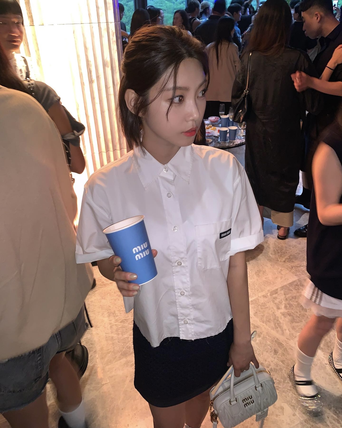 모나미룩 입었는데 심박수 컬러풀💓
이성은 설레고 동성은 저장할📸  단정함 속 심쿵 유발 공식 이미지6