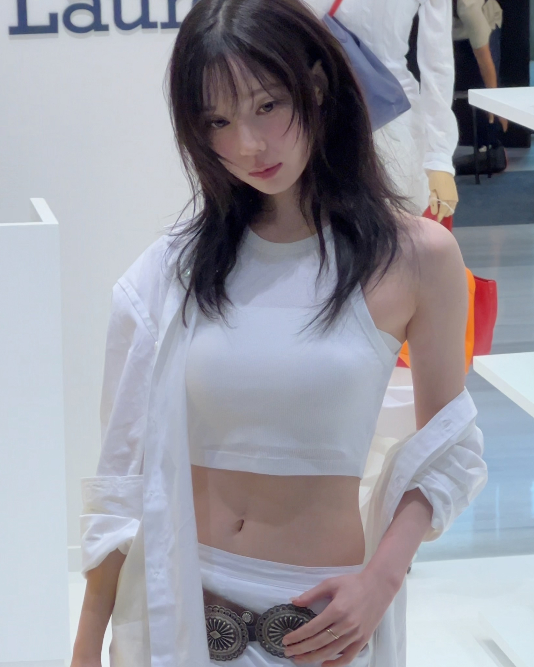폭염 얼리는 겨울요정 윈터❄️
숨멋 비주얼 윈터의 화이트 폴로룩 정보🏇🏻

에스파 윈터가 현대백화점 판교점 ‘폴로 플레이 백’ 팝업 행사에 참석해 올화이트 룩으로 시선을 사로잡았습니다.

윈터는 화이트 폴로 플레이 레더 토트백에 오버사이즈 셔츠와 리브드 탱크탑, 플레어 맥시스커트를 매치하여 여름 무드를 더했습니다. 특히 허리에 메탈 콘초 장식의 벨트와 스키니 레더 벨트를 레이어드해 웨스턴 스타일을 더했습니다.

이번 팝업은 ‘폴로 플레이 백’을 중심으로 클래식에 위트를 더한 컬렉션을 선보이며, 8월 10일까지 현대백화점 판교점 1층에서 진행됩니다. 여름의 활력을 룩으로 표현하고 싶다면, 윈터처럼 가볍지만 디테일 있는 스타일을 참고해보세요.

📍폴로 랄프 로렌 폴로 플레이 백 팝업 in 현대백화점 판교점
🗓️7/28 ~ 8/10  이미지3