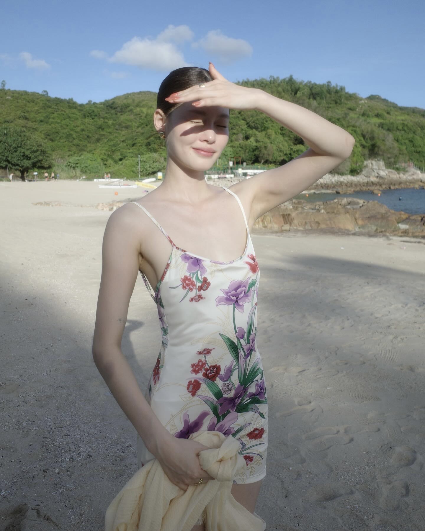 휴양지 감성에 딱인🩵👗원피스 해변에서도, 레스토랑에서도. 한 장으로 완성하는 바캉스 룩🌴  여러 가지 상황에 적합한 기장별 원피스 스타일링을 소개합니다.  1. 누아누 미니 드레스 꽃 프린트가 돋보이는 미니 원피스는 해변 룩의 정석입니다. 얇은 스트랩과 슬림한 실루엣은 여리여리한 분위기를 연출하며, 샌들이나 슬리퍼와 가볍게 매치하기 좋습니다.  2. 아소스 셔링 맥시 드레스  롱원피스를 고를때는 어벙벙한 핏보다는 허리를 잡아주는 실루엣을 선택 해 여성스러운 무드를 강조하는 것이 중요합니다. 데일리한 아이템으로, 실용성과 스타일을 모두 챙긴 바캉스 필수템입니다.  3. 바움 운드 페르드가르텐 실크 드레스 고급스러운 광택이 도는 실크 슬립 드레스는 저녁 식사나 리조트 레스토랑 등 드레스업이 필요한 순간에 유용합니다. 특별한 날, 감성적인 분위기를 연출하고 싶다면 이 아이템을 선택해 보세요. 이미지