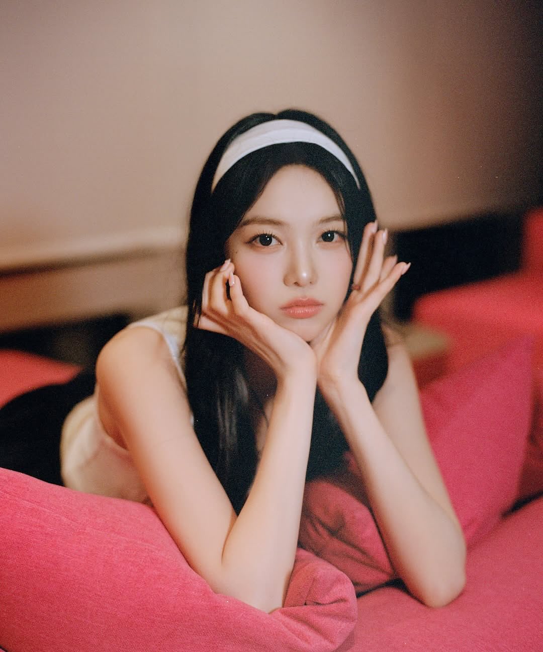 헤어밴드해도 세상 씹어먹는 미모❤️‍🩹
자비없는 미모 x 헤어밴드 이거 참 되는 조합이다...✨ 이미지6