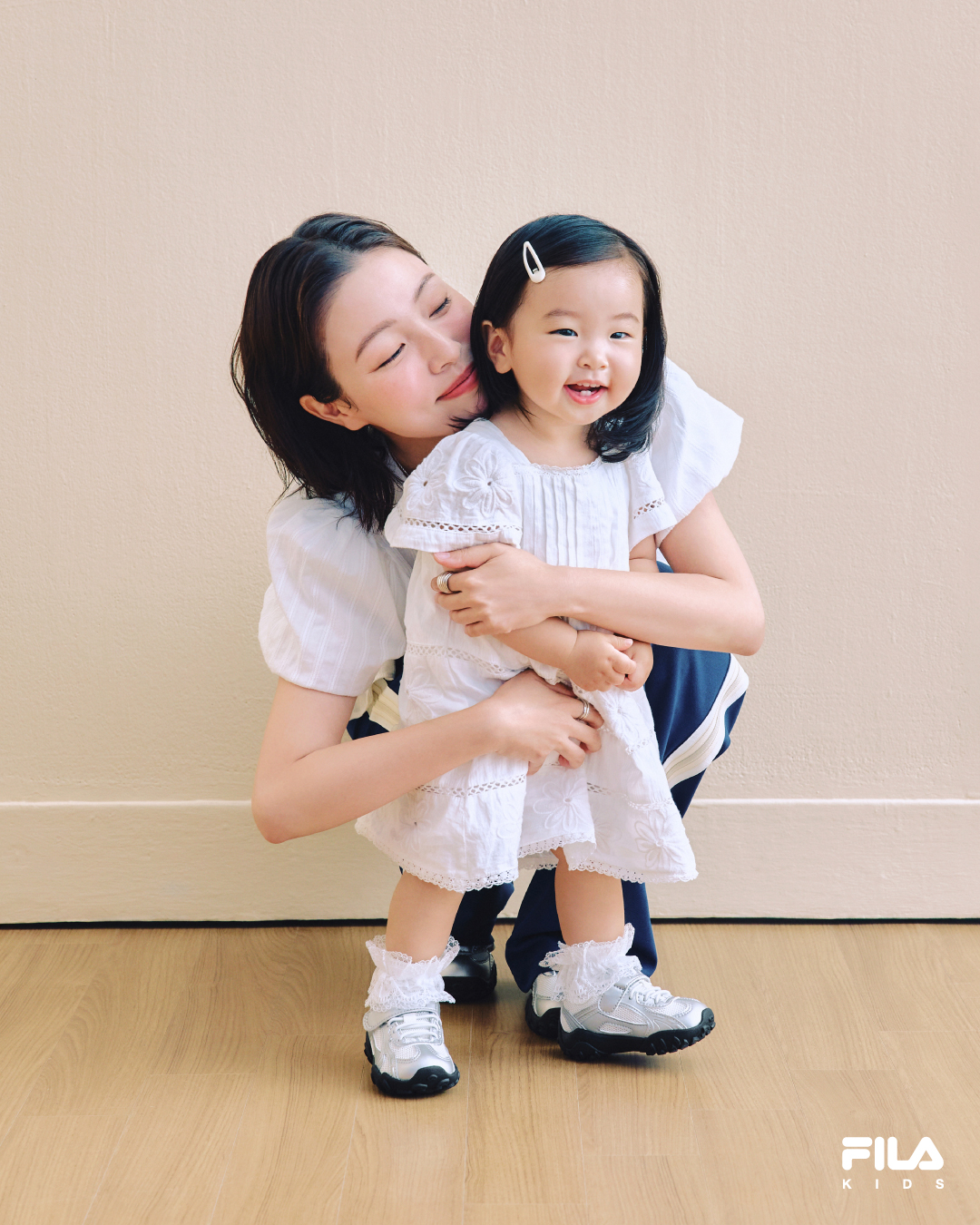 딸스타그램👧🏻❤️엄마들 이것봐요!
휠라 인기 모델 에샤페 키즈버전🩶‘리틀에샤페’ 같이해욤 #광고
 
크리에이터 누가영과 딸 태니, 휠라 에샤페 커플 슈즈를 소개합니다.

주인공은 휠라의 베스트셀러 아이템이자 브랜드 헤리티지 모델인 ‘에샤페’의 토들러 버전, ‘리틀에샤페’. 감각적인 스타일로 딸맘, 아들맘 모두 커플로 신을 수 있는 일상 속 포인트 아이템입니다.
 
휠라키즈 ‘리틀에샤페’는 고프코어 트렌드에 미니멀한 외형과 절제된 라인을 강조한 디자인으로, 아이 발에 무리를 주지 않는 구조로 설계되어 디자인과 실용성 모두 만족시킵니다.
 
‘리틀에샤페 실버문’ 컬러는 휠라키즈 온라인몰 및 오프라인 스토어에서 만나볼 수 있고, ‘리틀에샤페 초코’ 컬러는 8월 출시 예정입니다. 이미지2