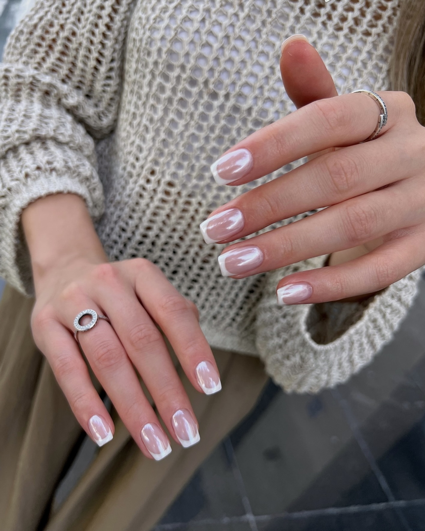 파우더 네일 못 참지🤍
다음 달 네일은 영롱하게, 파우더 네일로 예약할게요💅✨ 이미지4