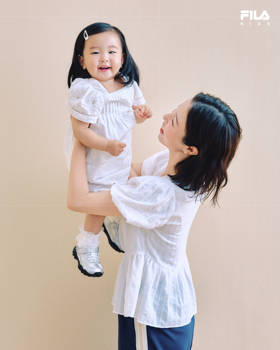 딸스타그램👧🏻❤️엄마들 이것봐요!
휠라 인기 모델 에샤페 키즈버전🩶‘리틀에샤페’ 같이해욤 #광고
 
크리에이터 누가영과 딸 태니, 휠라 에샤페 커플 슈즈를 소개합니다.

주인공은 휠라의 베스트셀러 아이템이자 브랜드 헤리티지 모델인 ‘에샤페’의 토들러 버전, ‘리틀에샤페’. 감각적인 스타일로 딸맘, 아들맘 모두 커플로 신을 수 있는 일상 속 포인트 아이템입니다.
 
휠라키즈 ‘리틀에샤페’는 고프코어 트렌드에 미니멀한 외형과 절제된 라인을 강조한 디자인으로, 아이 발에 무리를 주지 않는 구조로 설계되어 디자인과 실용성 모두 만족시킵니다.
 
‘리틀에샤페 실버문’ 컬러는 휠라키즈 온라인몰 및 오프라인 스토어에서 만나볼 수 있고, ‘리틀에샤페 초코’ 컬러는 8월 출시 예정입니다. 이미지4