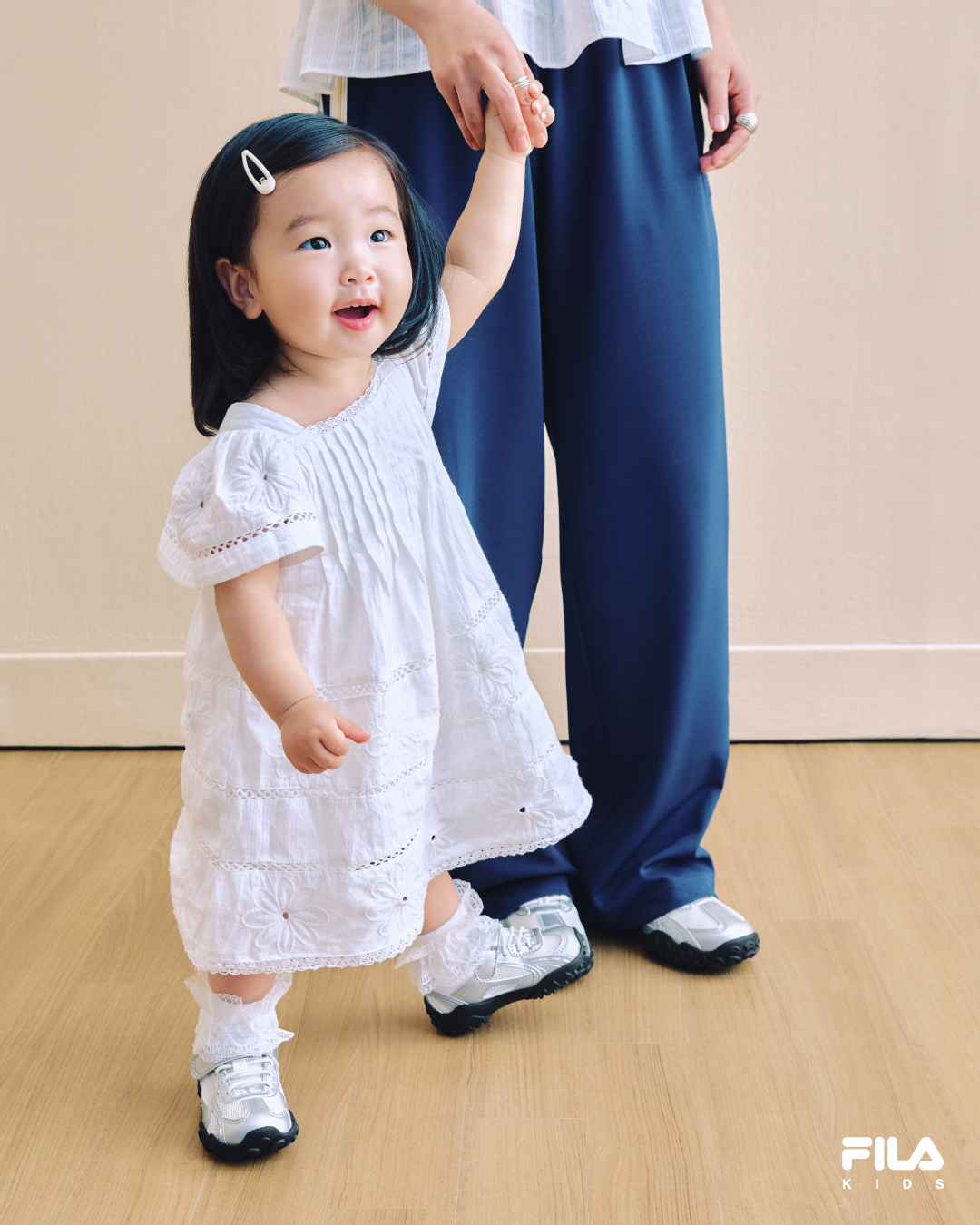 딸스타그램👧🏻❤️엄마들 이것봐요!
휠라 인기 모델 에샤페 키즈버전🩶‘리틀에샤페’ 같이해욤 #광고
 
크리에이터 누가영과 딸 태니, 휠라 에샤페 커플 슈즈를 소개합니다.

주인공은 휠라의 베스트셀러 아이템이자 브랜드 헤리티지 모델인 ‘에샤페’의 토들러 버전, ‘리틀에샤페’. 감각적인 스타일로 딸맘, 아들맘 모두 커플로 신을 수 있는 일상 속 포인트 아이템입니다.
 
휠라키즈 ‘리틀에샤페’는 고프코어 트렌드에 미니멀한 외형과 절제된 라인을 강조한 디자인으로, 아이 발에 무리를 주지 않는 구조로 설계되어 디자인과 실용성 모두 만족시킵니다.
 
‘리틀에샤페 실버문’ 컬러는 휠라키즈 온라인몰 및 오프라인 스토어에서 만나볼 수 있고, ‘리틀에샤페 초코’ 컬러는 8월 출시 예정입니다. 이미지5