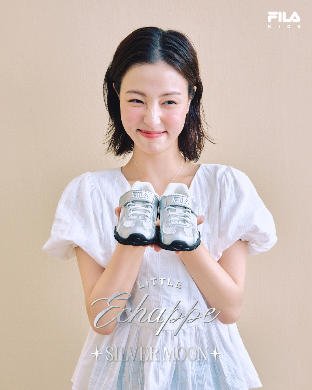 딸스타그램👧🏻❤️엄마들 이것봐요!
휠라 인기 모델 에샤페 키즈버전🩶‘리틀에샤페’ 같이해욤 #광고
 
크리에이터 누가영과 딸 태니, 휠라 에샤페 커플 슈즈를 소개합니다.

주인공은 휠라의 베스트셀러 아이템이자 브랜드 헤리티지 모델인 ‘에샤페’의 토들러 버전, ‘리틀에샤페’. 감각적인 스타일로 딸맘, 아들맘 모두 커플로 신을 수 있는 일상 속 포인트 아이템입니다.
 
휠라키즈 ‘리틀에샤페’는 고프코어 트렌드에 미니멀한 외형과 절제된 라인을 강조한 디자인으로, 아이 발에 무리를 주지 않는 구조로 설계되어 디자인과 실용성 모두 만족시킵니다.
 
‘리틀에샤페 실버문’ 컬러는 휠라키즈 온라인몰 및 오프라인 스토어에서 만나볼 수 있고, ‘리틀에샤페 초코’ 컬러는 8월 출시 예정입니다. 이미지3