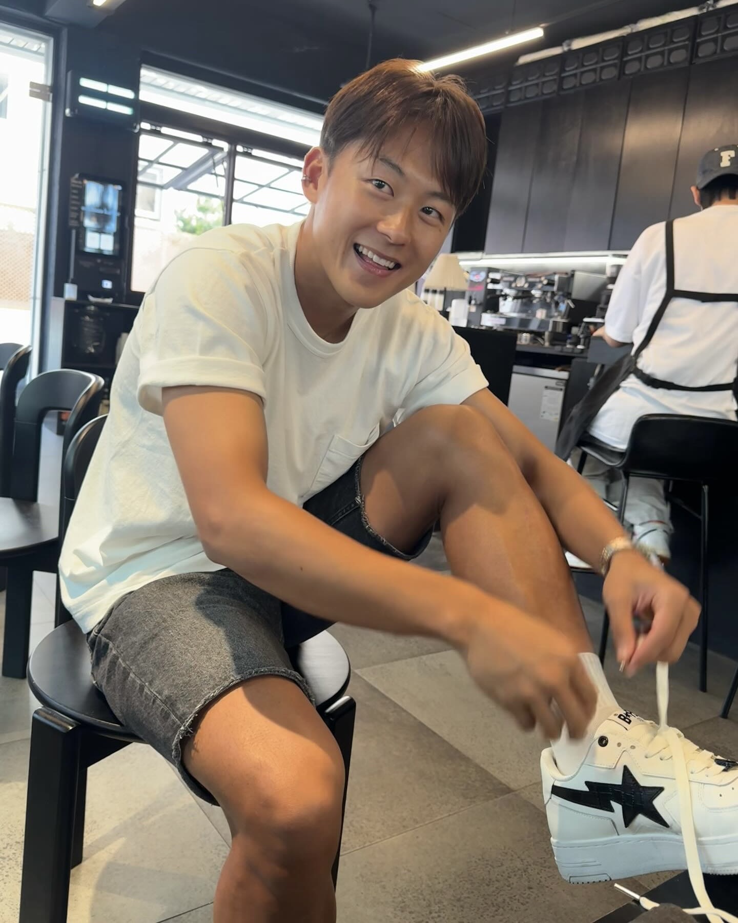 뜨거운 여름을 이겨내는 시원한 코디
티셔츠와 스니커즈로 포인트를 준 이승우의 여름 아이템을 알아보자🏃‍♂️

그라운드 밖에서는 스타일로 승부하는 이승우 선수. 그의 심플하면서도 감각적인 아이템 두 가지를 살펴보겠습니다.

1. 휴먼메이드 하트 포켓 티셔츠
빈티지한 질감의 코튼 원단에 포인트가 되는 블루 하트 패치가 더해져, 깔끔하면서도 감각적인 티셔츠입니다. 전면은 미니멀하게, 후면은 위트 있는 레터링을 통해 개성 있는 여름 스타일을 연출했습니다.

2. 베이프 베이프스타 로우 스니커즈
에어포스1의 클래식한 실루엣에 베이프 특유의 감성을 더해 탄생한 스니커즈입니다. 측면의 번개 형태 스타 로고는 베이프만의 아이코닉한 디자인 요소로, 데일리룩에 강렬한 포인트를 제공합니다. 이미지5