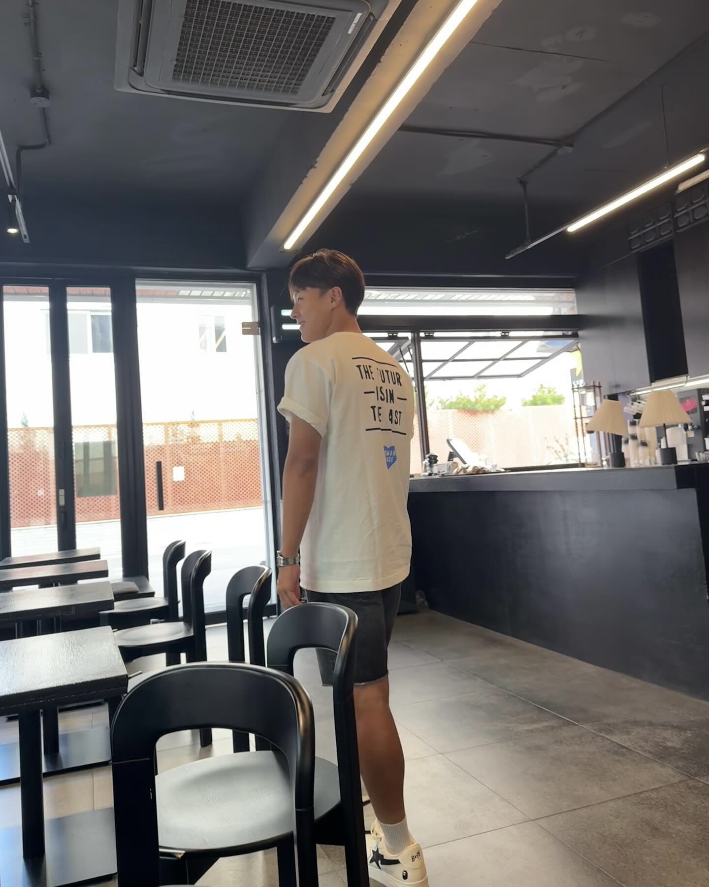 뜨거운 여름을 이겨내는 시원한 코디
티셔츠와 스니커즈로 포인트를 준 이승우의 여름 아이템을 알아보자🏃‍♂️

그라운드 밖에서는 스타일로 승부하는 이승우 선수. 그의 심플하면서도 감각적인 아이템 두 가지를 살펴보겠습니다.

1. 휴먼메이드 하트 포켓 티셔츠
빈티지한 질감의 코튼 원단에 포인트가 되는 블루 하트 패치가 더해져, 깔끔하면서도 감각적인 티셔츠입니다. 전면은 미니멀하게, 후면은 위트 있는 레터링을 통해 개성 있는 여름 스타일을 연출했습니다.

2. 베이프 베이프스타 로우 스니커즈
에어포스1의 클래식한 실루엣에 베이프 특유의 감성을 더해 탄생한 스니커즈입니다. 측면의 번개 형태 스타 로고는 베이프만의 아이코닉한 디자인 요소로, 데일리룩에 강렬한 포인트를 제공합니다. 이미지3