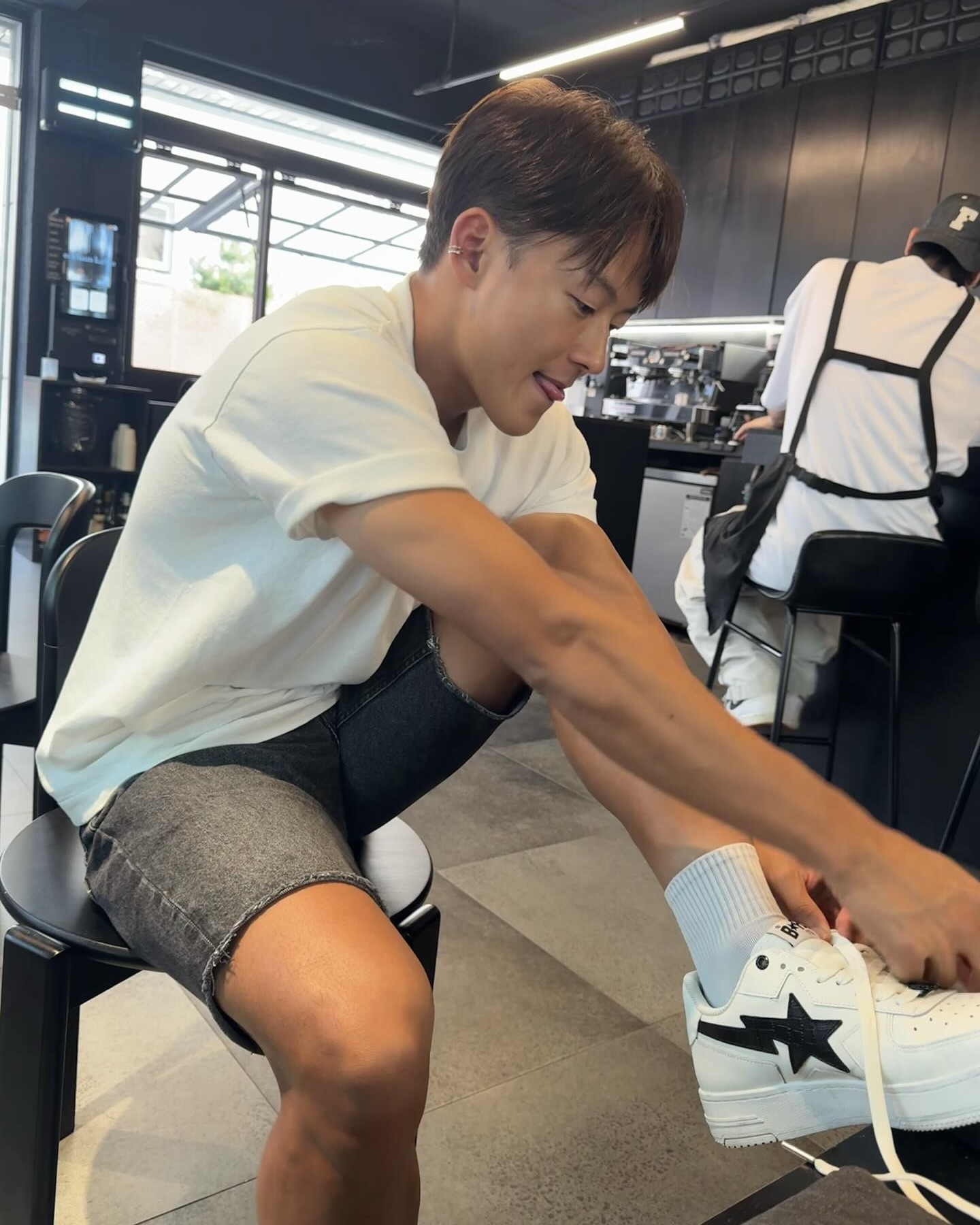 뜨거운 여름을 이겨내는 시원한 코디
티셔츠와 스니커즈로 포인트를 준 이승우의 여름 아이템을 알아보자🏃‍♂️

그라운드 밖에서는 스타일로 승부하는 이승우 선수. 그의 심플하면서도 감각적인 아이템 두 가지를 살펴보겠습니다.

1. 휴먼메이드 하트 포켓 티셔츠
빈티지한 질감의 코튼 원단에 포인트가 되는 블루 하트 패치가 더해져, 깔끔하면서도 감각적인 티셔츠입니다. 전면은 미니멀하게, 후면은 위트 있는 레터링을 통해 개성 있는 여름 스타일을 연출했습니다.

2. 베이프 베이프스타 로우 스니커즈
에어포스1의 클래식한 실루엣에 베이프 특유의 감성을 더해 탄생한 스니커즈입니다. 측면의 번개 형태 스타 로고는 베이프만의 아이코닉한 디자인 요소로, 데일리룩에 강렬한 포인트를 제공합니다. 이미지6