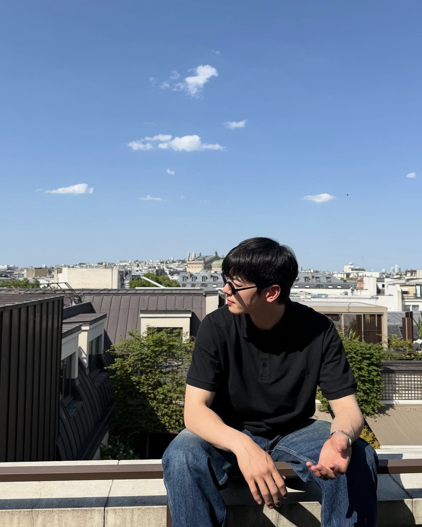 땀에 젖는 여름, 향기는 깔끔하게
불쾌지수 높은 여름에도 센스는 유지하기, 남자 여름 향수 3가지 추천🌿

여름철에는 시트러스, 플로럴 계열처럼 가벼운 택스처의 향수가 잘 어울립니다. 더운 날씨 속에서도 부담 없이 쾌적하게 사용할 수 있는 여름 향수 세 가지에 대해 알아보겠습니다.

1. 톰 포드 솔레이블랑
시트러스 향으로 시작해 은은한 플로럴이 깔끔한 무드를 더합니다. 마지막에는 코코넛 향이 부드럽게 남아, 여름 해변을 떠올리게 합니다. 차은우가 평소 사용하는 향으로도 잘 알려져 있습니다.

2. 조말론 블랙베리 앤 베이
블랙베리의 새콤한 과일 향으로 시작해 월계수 잎의 신선함이 시원하게 퍼집니다. 전체적으로 가볍고 산뜻해, 여름철 데일리 향수로 부담 없이 사용할 수 있습니다. 김우빈이 꾸준히 애용하는 제품으로도 유명합니다.

3. 아르마니 프리베 베르 말라키트
백합의 화사한 향이 첫인상을 남기고, 부드러운 바닐라 잔향이 조화롭게 이어집니다. 무겁지 않으면서도 깊이 있는 향으로, 절제된 세련미를 표현하기에 잘 어울립니다. 손석구가 사용하는 향수로 알려지며 주목받고 있습니다. 이미지