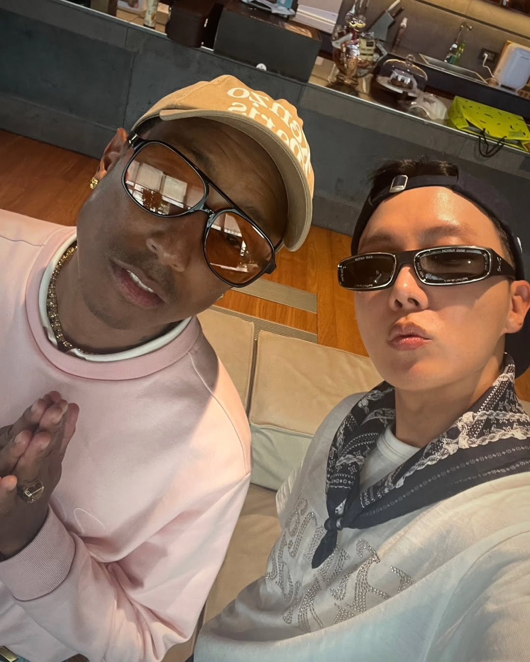 제이홉과 휴먼메이드 조합🤳🏻 이미지