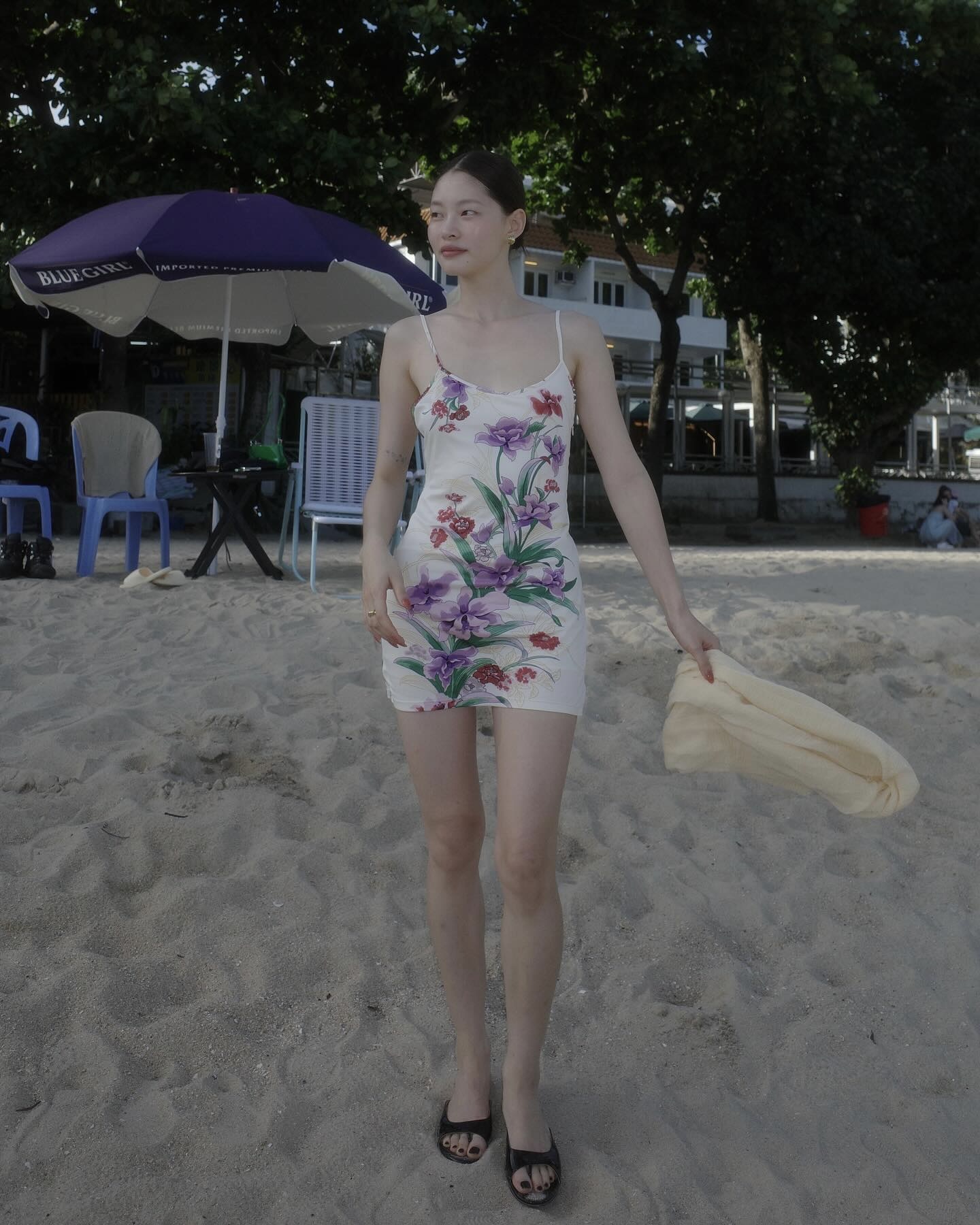 휴양지 감성에 딱인🩵👗원피스
해변에서도, 레스토랑에서도. 한 장으로 완성하는 바캉스 룩🌴

여러 가지 상황에 적합한 기장별 원피스 스타일링을 소개합니다.

1. 누아누 미니 드레스
꽃 프린트가 돋보이는 미니 원피스는 해변 룩의 정석입니다. 얇은 스트랩과 슬림한 실루엣은 여리여리한 분위기를 연출하며, 샌들이나 슬리퍼와 가볍게 매치하기 좋습니다.

2. 아소스 셔링 맥시 드레스 
롱원피스를 고를때는 어벙벙한 핏보다는 허리를 잡아주는 실루엣을 선택 해 여성스러운 무드를 강조하는 것이 중요합니다. 데일리한 아이템으로, 실용성과 스타일을 모두 챙긴 바캉스 필수템입니다.

3. 바움 운드 페르드가르텐 실크 드레스
고급스러운 광택이 도는 실크 슬립 드레스는 저녁 식사나 리조트 레스토랑 등 드레스업이 필요한 순간에 유용합니다. 특별한 날, 감성적인 분위기를 연출하고 싶다면 이 아이템을 선택해 보세요. 이미지3