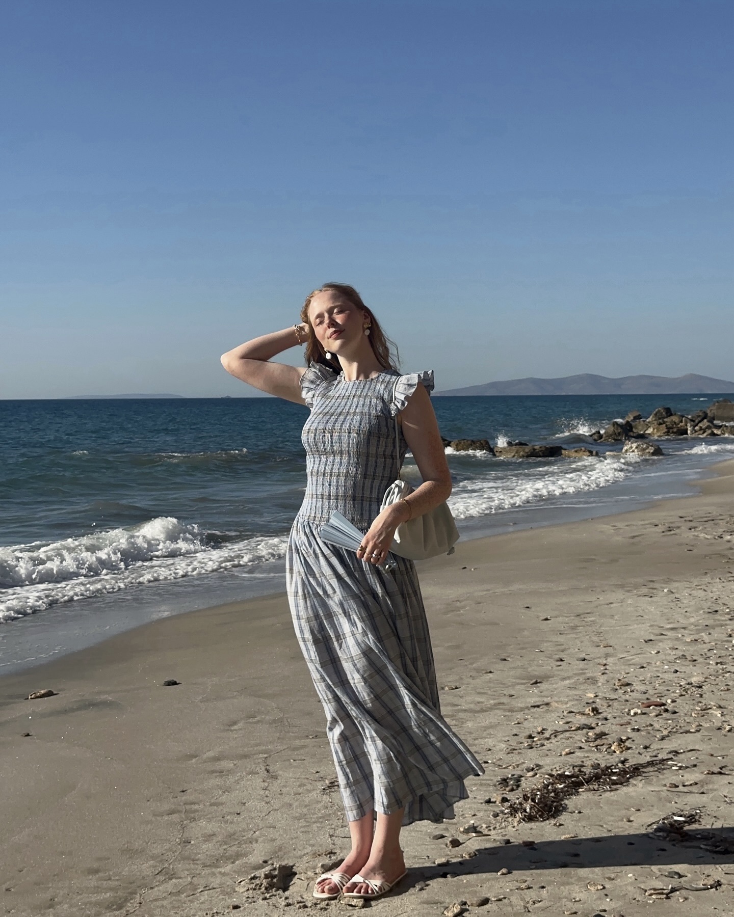 휴양지 감성에 딱인🩵👗원피스
해변에서도, 레스토랑에서도. 한 장으로 완성하는 바캉스 룩🌴

여러 가지 상황에 적합한 기장별 원피스 스타일링을 소개합니다.

1. 누아누 미니 드레스
꽃 프린트가 돋보이는 미니 원피스는 해변 룩의 정석입니다. 얇은 스트랩과 슬림한 실루엣은 여리여리한 분위기를 연출하며, 샌들이나 슬리퍼와 가볍게 매치하기 좋습니다.

2. 아소스 셔링 맥시 드레스 
롱원피스를 고를때는 어벙벙한 핏보다는 허리를 잡아주는 실루엣을 선택 해 여성스러운 무드를 강조하는 것이 중요합니다. 데일리한 아이템으로, 실용성과 스타일을 모두 챙긴 바캉스 필수템입니다.

3. 바움 운드 페르드가르텐 실크 드레스
고급스러운 광택이 도는 실크 슬립 드레스는 저녁 식사나 리조트 레스토랑 등 드레스업이 필요한 순간에 유용합니다. 특별한 날, 감성적인 분위기를 연출하고 싶다면 이 아이템을 선택해 보세요. 이미지5
