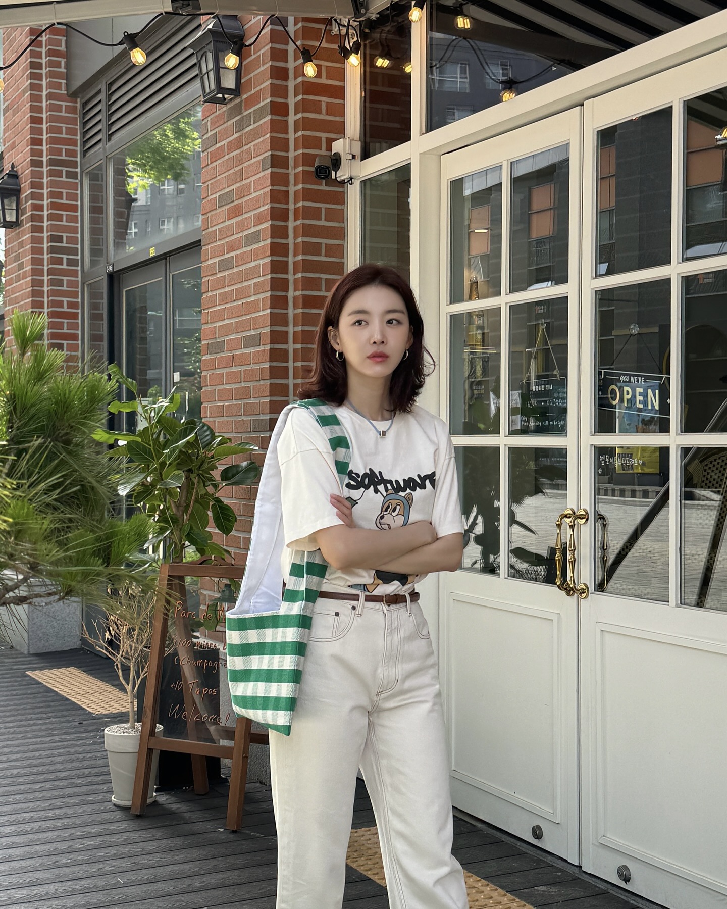 그래픽 티 하나로 귀염⇄시크🖤 주말 아침, 기분 따라 골라 입는 티셔츠🎨🤔 셀프 리프레시 완료 이미지