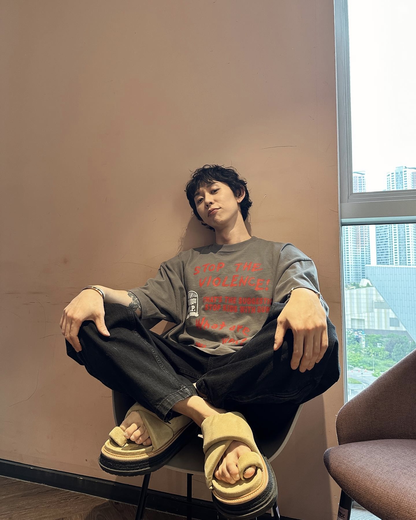 샌들이라고 다 같은 샌들이 아니다
철학을 담아낸 하나의 예술 작품, 사카이 멀티플 솔 샌들 🩴

사카이의 예상 밖의 실루엣과 이질적인 소재의 결합은 코드 쿤스트의 착장 속에서도 선명한 존재감을 드러냈습니다. 다양한 패브릭의 사용으로 단번에 시선을 사로잡았고, 과감한 크기의 밴드는 스타일에 날카로운 긴장감을 불어넣었죠.

익숙했던 샌들을 낯설게 풀어내고, 새롭게 바라보게 만드는 사카이의 철학. 이번 여름 경험해 보는 건 어떨까요? 이미지4