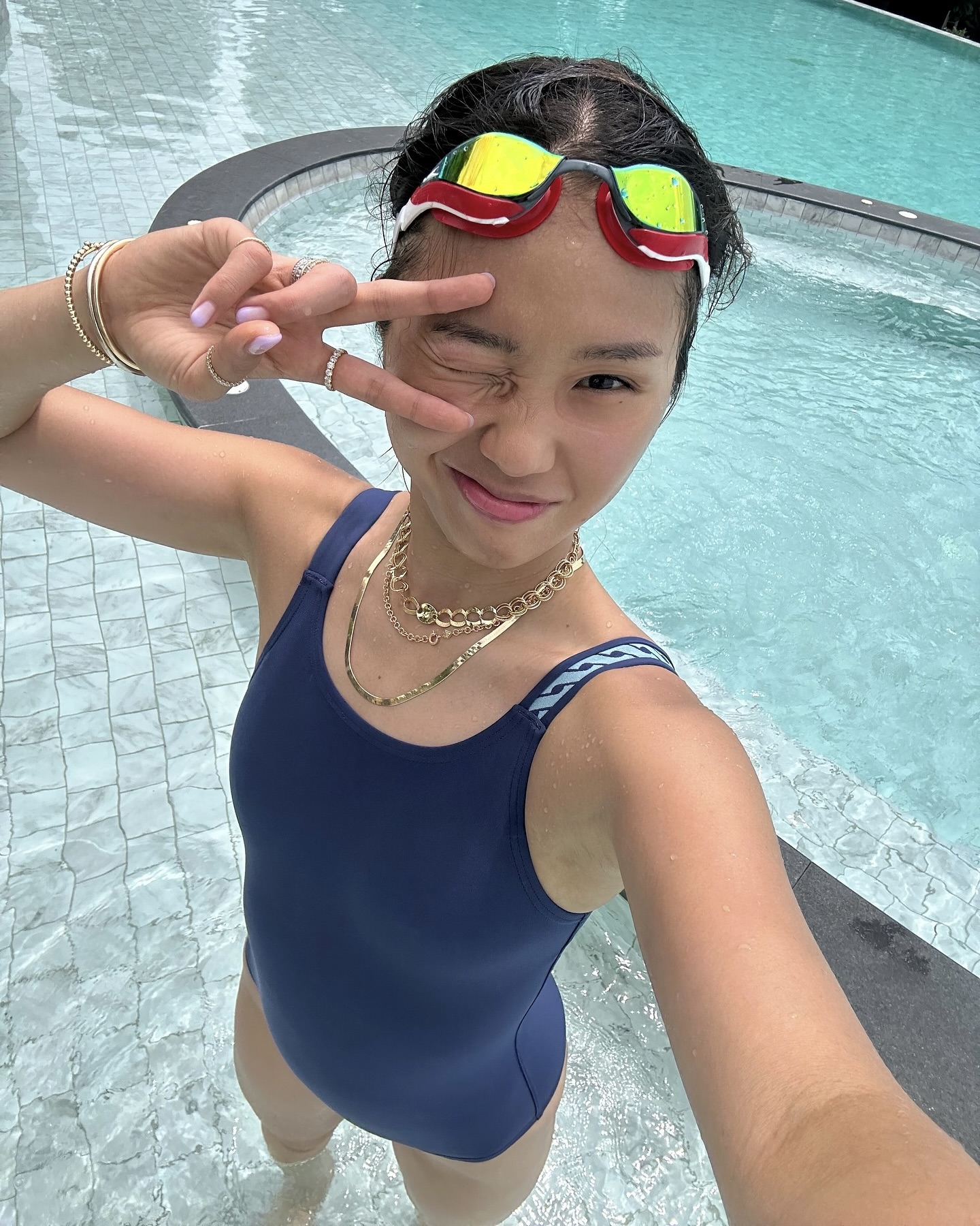 미미가 픽한 진짜 수영복🩱
올 여름 쨍한 컬러 시도해봐, 스타일도 사진도 말모말모⛱️☀️
건강미와 스타일 둘 다 살린 미미의 컬러풀한 수영복 4가지
1. 졸린(JOLYN)의 페리 원지 콘트라스트
미미가 선택한 컬러는 스트로베리 컬러입니다. 피부톤과 찰떡같이 어우러지는 강렬한 핑크오렌지는 그녀의 건강미를 극대화하며 바캉스 룩의 정석을 보여줍니다. 여기에 금색 체인 목걸이를 매치해 생기 넘치는 분위기를 자아냈습니다.
2. 졸린(JOLYN)의 페리 원지 솔리드
다른 컷에서는 같은 디자인의 솔리드, 아사이 컬러 수영복을 착용했습니다. 수영장 안에서도 스타일을 잃지 않는 그녀만의 무드가 느껴집니다. 수영장 밖에서는 화이트 쇼츠를 커버업으로 착용해 활동성도 물론 포인트도 살렸습니다.
3. 후그 723 로우 U백 탄탄이 애쉬블루
좀 더 스포티한 분위기를 연출하고 싶다면 후그의 U백 탄탄이 수영복을 추천합니다. 미미는 이 수영복에 레드 컬러 미러렌즈 고글을 더해, 실제 수영을 즐기면서도 멋스러운 여름 수영복 룩을 완성했습니다. 기능성과 스타일을 동시에 챙긴 선택이 돋보입니다.
4. 딜라잇풀 헬로키티 윈터 콜렉션
미미는 크리스마스 감성을 담은 딜라잇풀 헬로키티 수영복으로 또 다른 여름 스타일을 선보였습니다. 귀여운 패턴과 쨍한 컬러감이 시선을 끌고, 미드 하이컷으로 활동성도 챙긴 선택이 인상적입니다. 이미지7