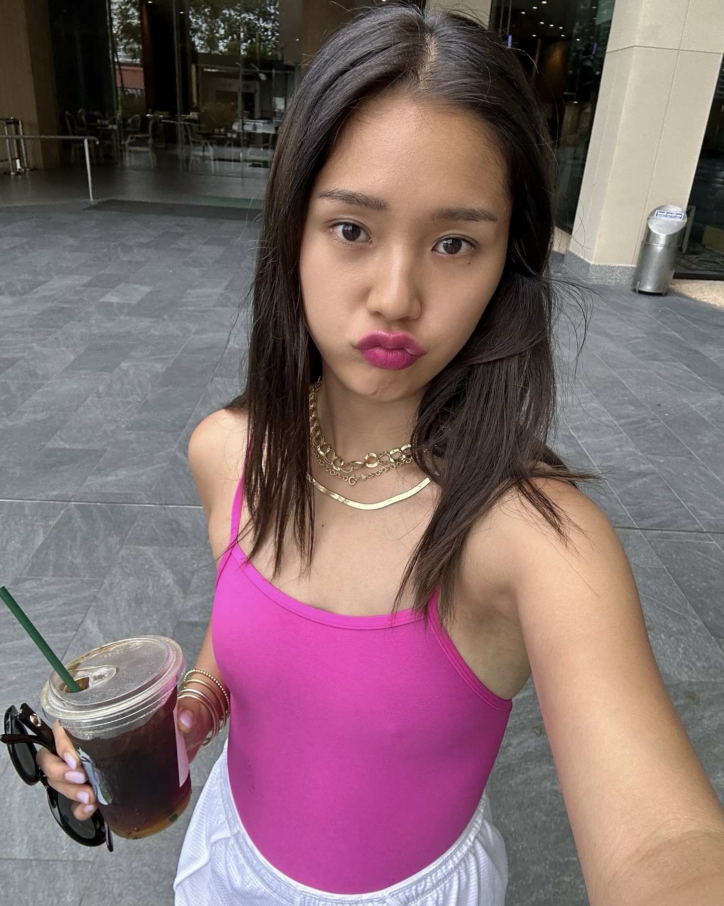 미미가 픽한 진짜 수영복🩱
올 여름 쨍한 컬러 시도해봐, 스타일도 사진도 말모말모⛱️☀️
건강미와 스타일 둘 다 살린 미미의 컬러풀한 수영복 4가지
1. 졸린(JOLYN)의 페리 원지 콘트라스트
미미가 선택한 컬러는 스트로베리 컬러입니다. 피부톤과 찰떡같이 어우러지는 강렬한 핑크오렌지는 그녀의 건강미를 극대화하며 바캉스 룩의 정석을 보여줍니다. 여기에 금색 체인 목걸이를 매치해 생기 넘치는 분위기를 자아냈습니다.
2. 졸린(JOLYN)의 페리 원지 솔리드
다른 컷에서는 같은 디자인의 솔리드, 아사이 컬러 수영복을 착용했습니다. 수영장 안에서도 스타일을 잃지 않는 그녀만의 무드가 느껴집니다. 수영장 밖에서는 화이트 쇼츠를 커버업으로 착용해 활동성도 물론 포인트도 살렸습니다.
3. 후그 723 로우 U백 탄탄이 애쉬블루
좀 더 스포티한 분위기를 연출하고 싶다면 후그의 U백 탄탄이 수영복을 추천합니다. 미미는 이 수영복에 레드 컬러 미러렌즈 고글을 더해, 실제 수영을 즐기면서도 멋스러운 여름 수영복 룩을 완성했습니다. 기능성과 스타일을 동시에 챙긴 선택이 돋보입니다.
4. 딜라잇풀 헬로키티 윈터 콜렉션
미미는 크리스마스 감성을 담은 딜라잇풀 헬로키티 수영복으로 또 다른 여름 스타일을 선보였습니다. 귀여운 패턴과 쨍한 컬러감이 시선을 끌고, 미드 하이컷으로 활동성도 챙긴 선택이 인상적입니다. 이미지4