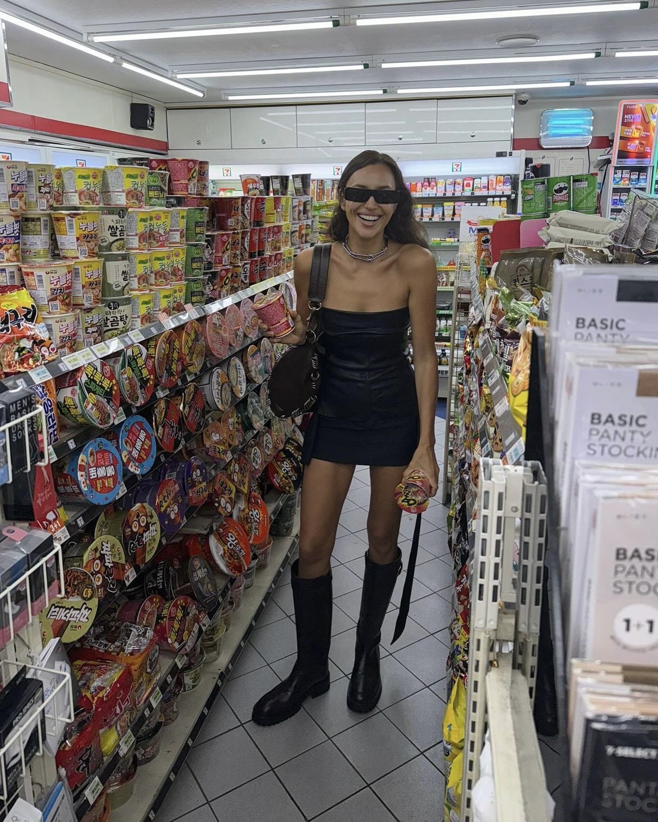 영화배우 스칼렛요한슨도 함✈️
한국에서 스킨케어 화장품 폭풍 쇼핑하고, 나를 가꾸는 여행🎨✨
요즘 외국 관광객들에게 ‘케어케이션’이 트렌드입니다.
케어케이션은 한국을 뜻하는 'K'와 관리 'Care', 그리고 휴가 'Vacation'의 합성어로, 관광을 넘어 미용, 의료, 힐링을 아우르는 K-라이프케어 전반을 경험하는 것을 의미합니다.
영화배우 로버트 패틴슨은 퍼스널컬러 진단을 받고, 모델 아이리스 로는 네일아트와 다도 체험을 했으며, 배우 데이지 에드거 존스는 스티커 사진을 찍고 떡볶이 맛집을 찾았고, 모델 이리나 샤크는 편의점에서 K-푸드 쇼핑으로 한국의 일상을 즐겼습니다.
이처럼 해외 셀럽들도 찾는 케어케이션은 속눈썹 연장, 피부 관리, 시력 교정술, 템플스테이 등 다양한 K-콘텐츠가 외국 관광객들의 마음을 사로잡고 있습니다. 이미지10