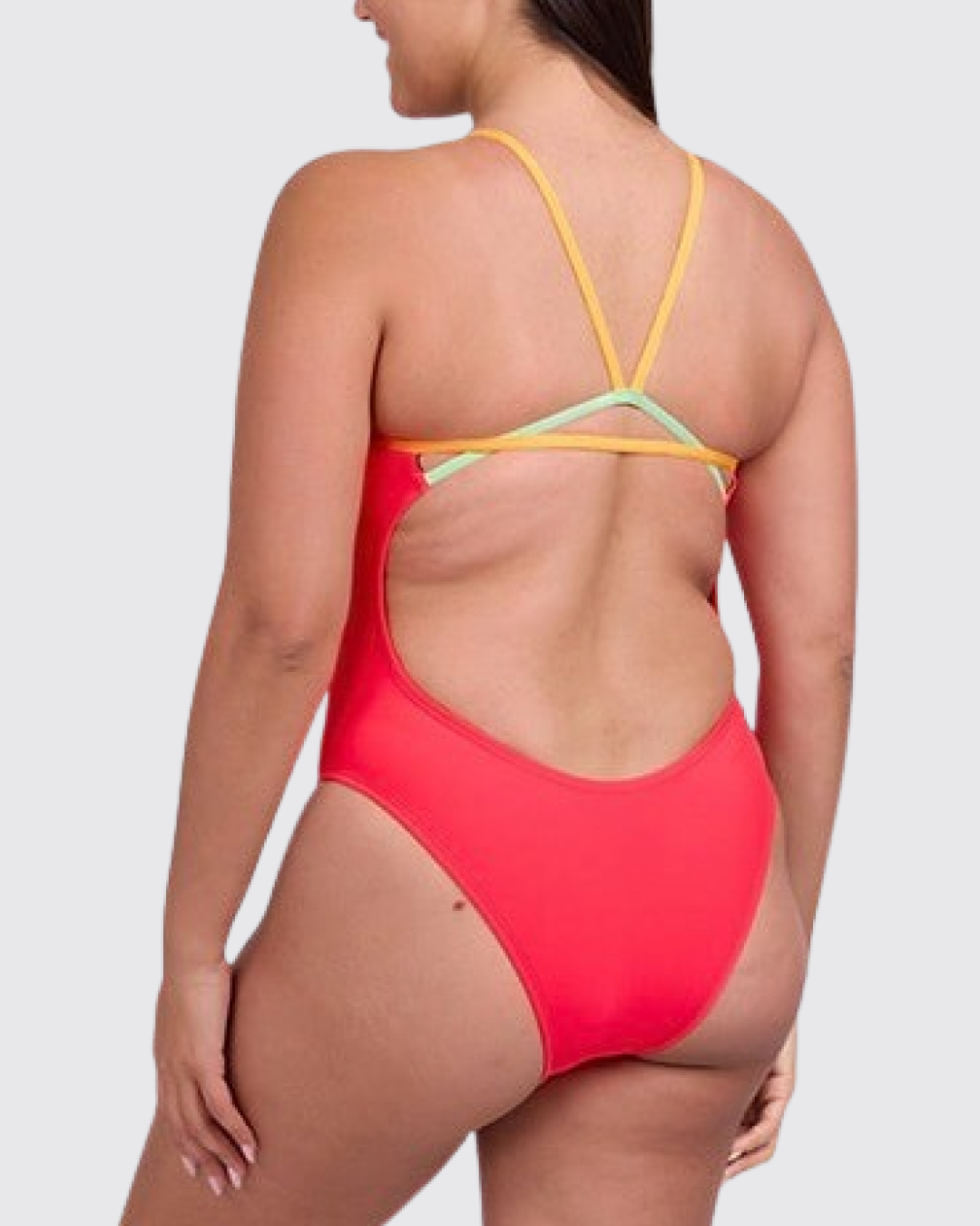미미가 픽한 진짜 수영복🩱
올 여름 쨍한 컬러 시도해봐, 스타일도 사진도 말모말모⛱️☀️
건강미와 스타일 둘 다 살린 미미의 컬러풀한 수영복 4가지
1. 졸린(JOLYN)의 페리 원지 콘트라스트
미미가 선택한 컬러는 스트로베리 컬러입니다. 피부톤과 찰떡같이 어우러지는 강렬한 핑크오렌지는 그녀의 건강미를 극대화하며 바캉스 룩의 정석을 보여줍니다. 여기에 금색 체인 목걸이를 매치해 생기 넘치는 분위기를 자아냈습니다.
2. 졸린(JOLYN)의 페리 원지 솔리드
다른 컷에서는 같은 디자인의 솔리드, 아사이 컬러 수영복을 착용했습니다. 수영장 안에서도 스타일을 잃지 않는 그녀만의 무드가 느껴집니다. 수영장 밖에서는 화이트 쇼츠를 커버업으로 착용해 활동성도 물론 포인트도 살렸습니다.
3. 후그 723 로우 U백 탄탄이 애쉬블루
좀 더 스포티한 분위기를 연출하고 싶다면 후그의 U백 탄탄이 수영복을 추천합니다. 미미는 이 수영복에 레드 컬러 미러렌즈 고글을 더해, 실제 수영을 즐기면서도 멋스러운 여름 수영복 룩을 완성했습니다. 기능성과 스타일을 동시에 챙긴 선택이 돋보입니다.
4. 딜라잇풀 헬로키티 윈터 콜렉션
미미는 크리스마스 감성을 담은 딜라잇풀 헬로키티 수영복으로 또 다른 여름 스타일을 선보였습니다. 귀여운 패턴과 쨍한 컬러감이 시선을 끌고, 미드 하이컷으로 활동성도 챙긴 선택이 인상적입니다. 이미지3