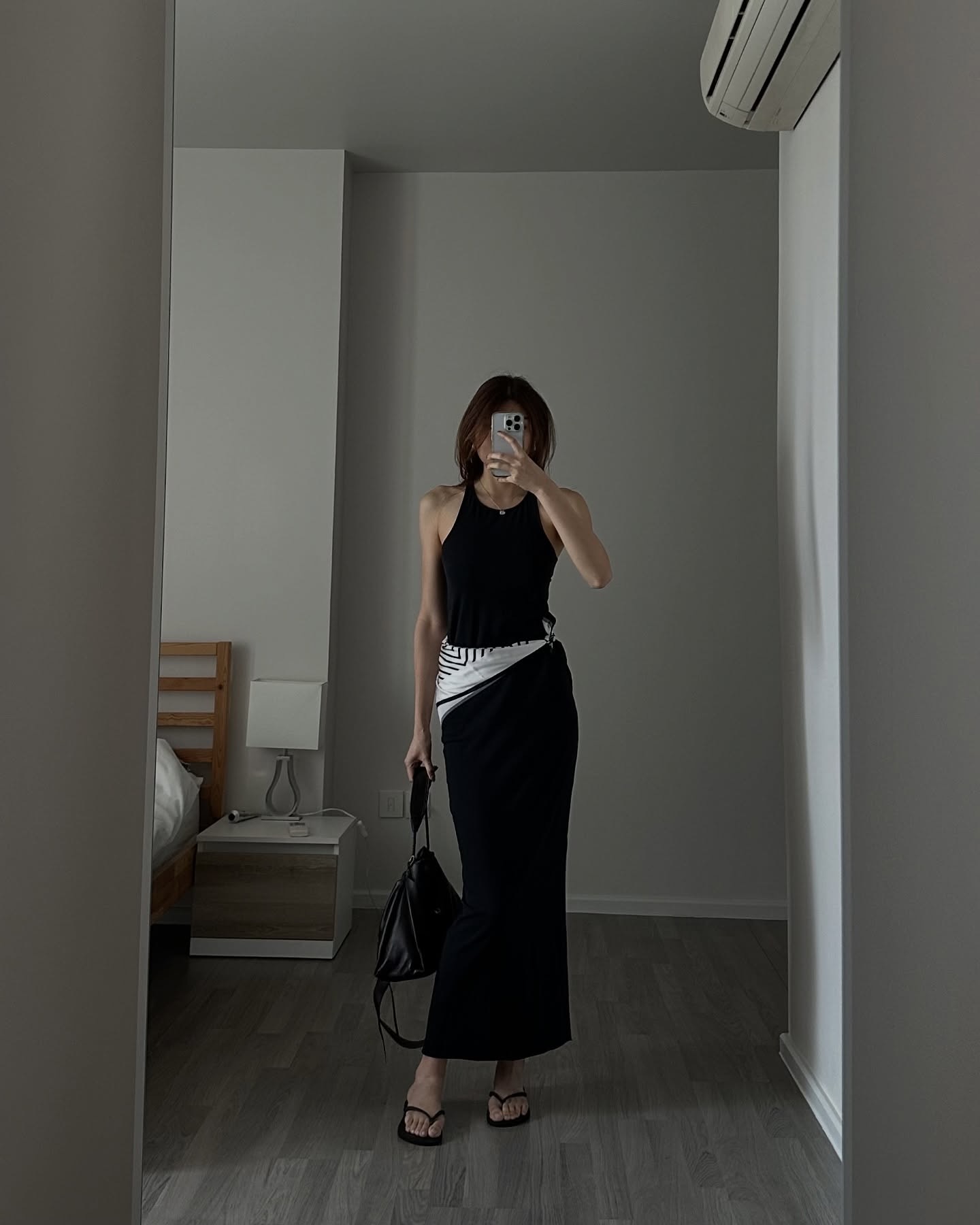 허전한 날엔 스카프로 포인트🌟
허리에 살짝 묶어주면 심심한 룩에 확실한 포인트 완성☁️🩶 이미지5