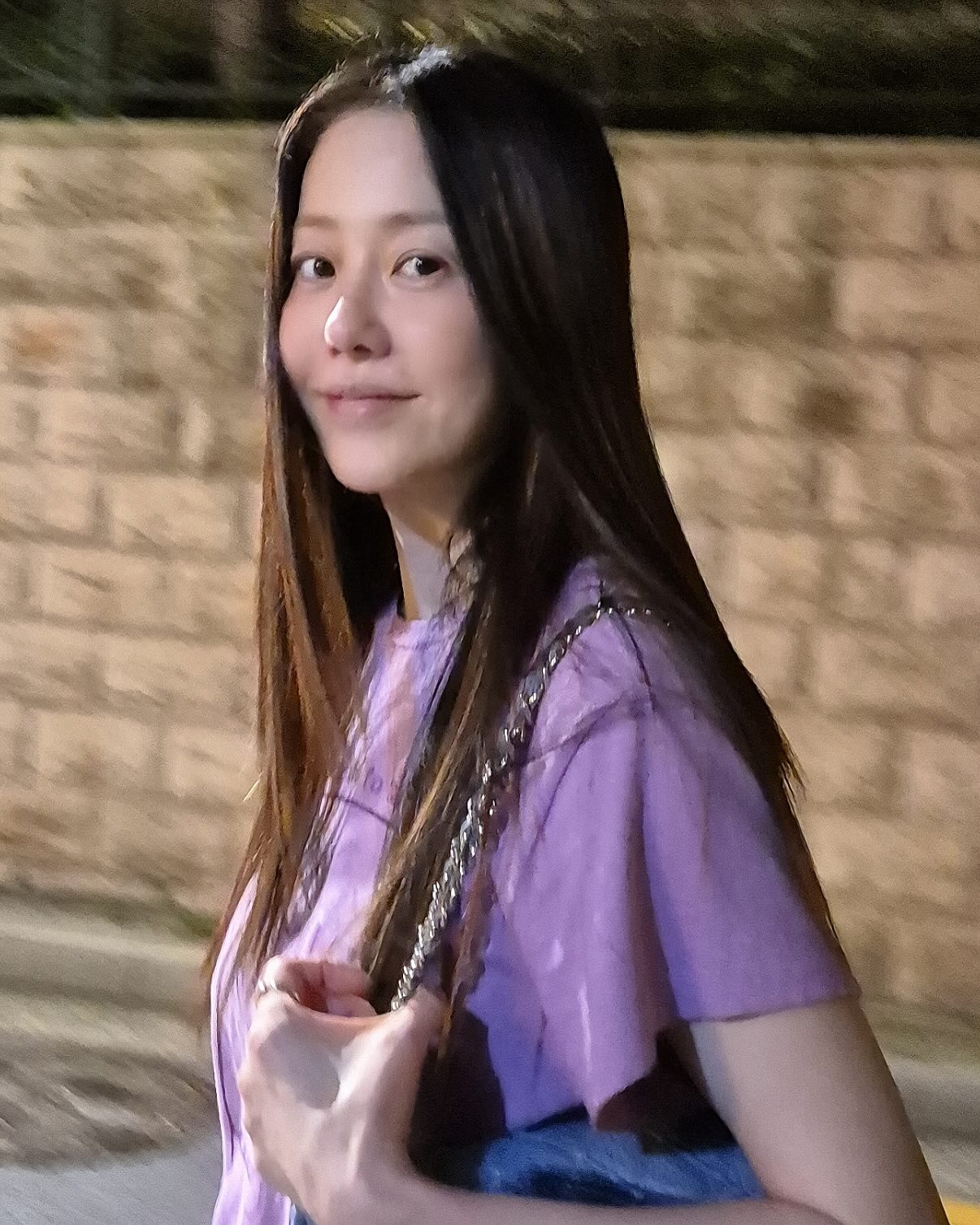매끈하게 정리된💇‍♀️✨슬릭헤어 윤기와 차분함 모두 잡은, 요즘 딱 예쁜 데일리 헤어스타일🤍 이미지