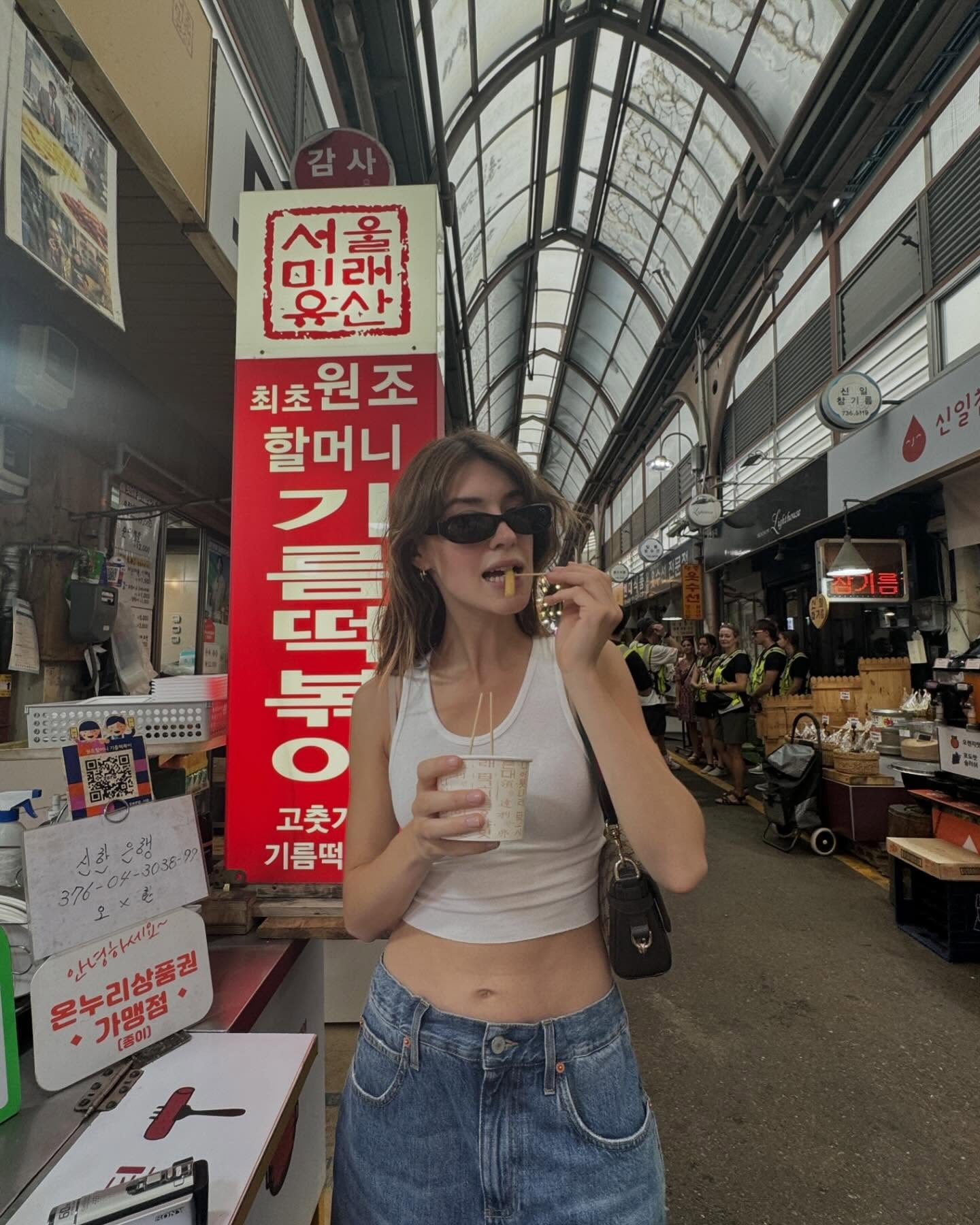영화배우 스칼렛요한슨도 함✈️
한국에서 스킨케어 화장품 폭풍 쇼핑하고, 나를 가꾸는 여행🎨✨
요즘 외국 관광객들에게 ‘케어케이션’이 트렌드입니다.
케어케이션은 한국을 뜻하는 'K'와 관리 'Care', 그리고 휴가 'Vacation'의 합성어로, 관광을 넘어 미용, 의료, 힐링을 아우르는 K-라이프케어 전반을 경험하는 것을 의미합니다.
영화배우 로버트 패틴슨은 퍼스널컬러 진단을 받고, 모델 아이리스 로는 네일아트와 다도 체험을 했으며, 배우 데이지 에드거 존스는 스티커 사진을 찍고 떡볶이 맛집을 찾았고, 모델 이리나 샤크는 편의점에서 K-푸드 쇼핑으로 한국의 일상을 즐겼습니다.
이처럼 해외 셀럽들도 찾는 케어케이션은 속눈썹 연장, 피부 관리, 시력 교정술, 템플스테이 등 다양한 K-콘텐츠가 외국 관광객들의 마음을 사로잡고 있습니다. 이미지6