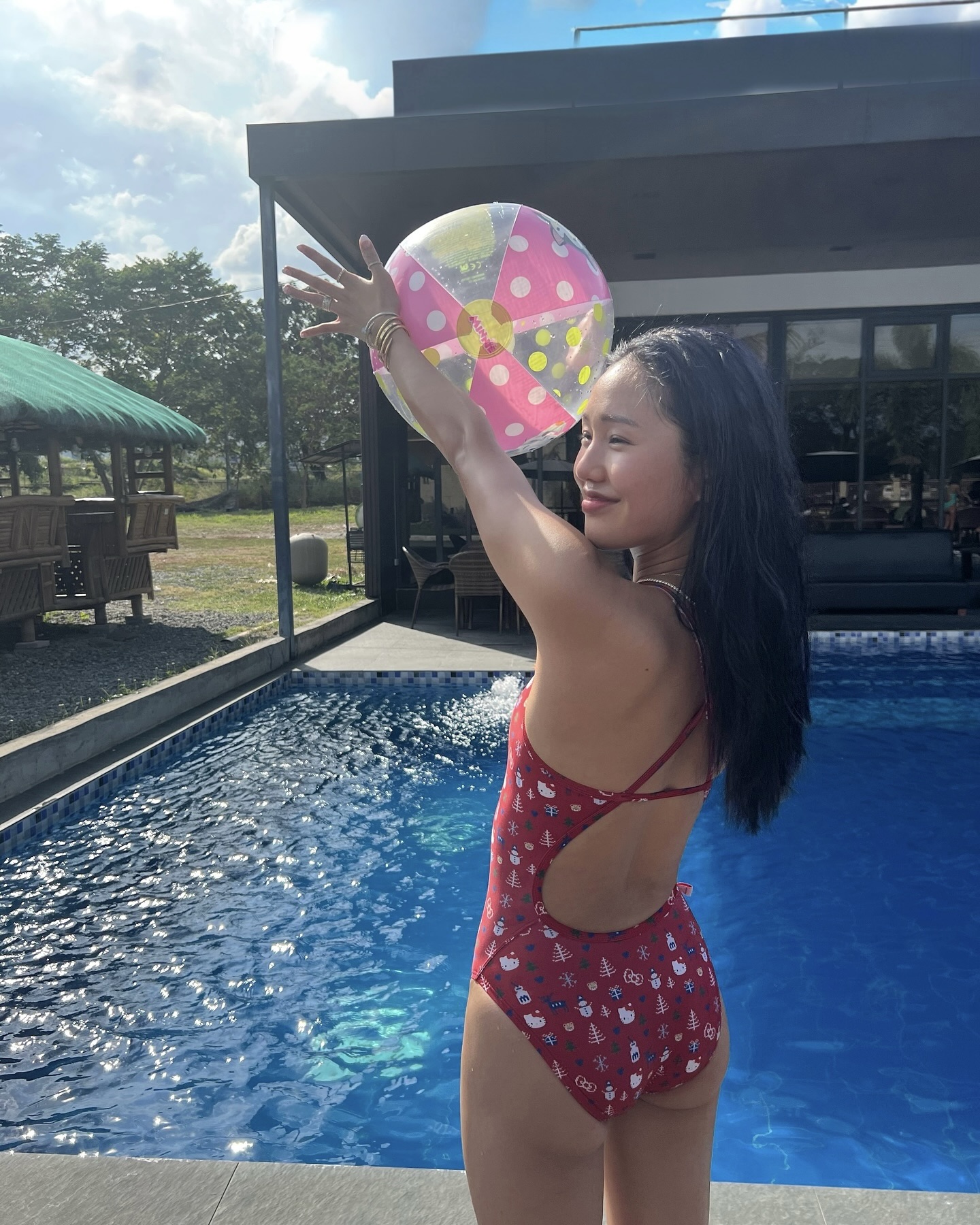 미미가 픽한 진짜 수영복🩱
올 여름 쨍한 컬러 시도해봐, 스타일도 사진도 말모말모⛱️☀️
건강미와 스타일 둘 다 살린 미미의 컬러풀한 수영복 4가지
1. 졸린(JOLYN)의 페리 원지 콘트라스트
미미가 선택한 컬러는 스트로베리 컬러입니다. 피부톤과 찰떡같이 어우러지는 강렬한 핑크오렌지는 그녀의 건강미를 극대화하며 바캉스 룩의 정석을 보여줍니다. 여기에 금색 체인 목걸이를 매치해 생기 넘치는 분위기를 자아냈습니다.
2. 졸린(JOLYN)의 페리 원지 솔리드
다른 컷에서는 같은 디자인의 솔리드, 아사이 컬러 수영복을 착용했습니다. 수영장 안에서도 스타일을 잃지 않는 그녀만의 무드가 느껴집니다. 수영장 밖에서는 화이트 쇼츠를 커버업으로 착용해 활동성도 물론 포인트도 살렸습니다.
3. 후그 723 로우 U백 탄탄이 애쉬블루
좀 더 스포티한 분위기를 연출하고 싶다면 후그의 U백 탄탄이 수영복을 추천합니다. 미미는 이 수영복에 레드 컬러 미러렌즈 고글을 더해, 실제 수영을 즐기면서도 멋스러운 여름 수영복 룩을 완성했습니다. 기능성과 스타일을 동시에 챙긴 선택이 돋보입니다.
4. 딜라잇풀 헬로키티 윈터 콜렉션
미미는 크리스마스 감성을 담은 딜라잇풀 헬로키티 수영복으로 또 다른 여름 스타일을 선보였습니다. 귀여운 패턴과 쨍한 컬러감이 시선을 끌고, 미드 하이컷으로 활동성도 챙긴 선택이 인상적입니다. 이미지9