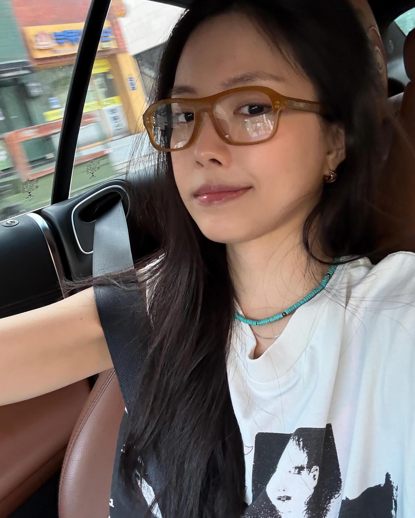 요가하러 가기 전에 뭐 챙겨?🧘🏻‍♀️🤍 손나은이 실제로 들고 다니는 데일리템 모음.zip✨  손나은이 평소에 애정하는 아이템들, 지금 소개해드릴게요.  1. 떰토 라일락, 2만 원대 쿠션감과 밀착력으로 발 피로를 줄여주며, 필라테스나 요가할 때 신기 좋은 논슬립 양말입니다.  2. 알로 에어리프트 헤어밴드, 4만 원대 가볍고 흡수성 좋은 소재로 운동할 때 머리를 깔끔하게 고정해주는 헤어밴드입니다.  3. 로드스킨 펩차이드 립 틴트 뉴트럴 피치, 4만 원대 헤일리 비버의 뷰티 브랜드 제품으로, 촉촉하고 글로시하게 레이어링하기 좋은 립틴트입니다.  4. 샤넬 쉐브론 보이 카드 지갑, 90만 원대 클래식한 쉐브론 퀄팅과 골드 디테일이 돋보이는 미니 카드 지갑입니다. 이미지