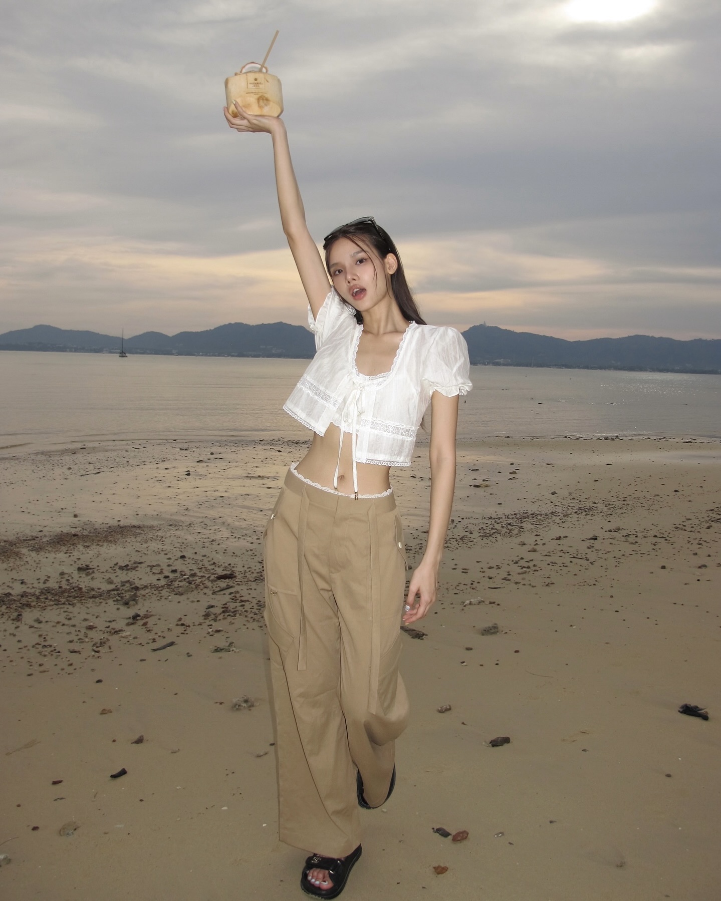 여름 공식＝화이트 블라우스🦢🤍
찰떡 코디 끝판왕, 매일 입어도 질리지 않는 데일리 아이템🌼 이미지2