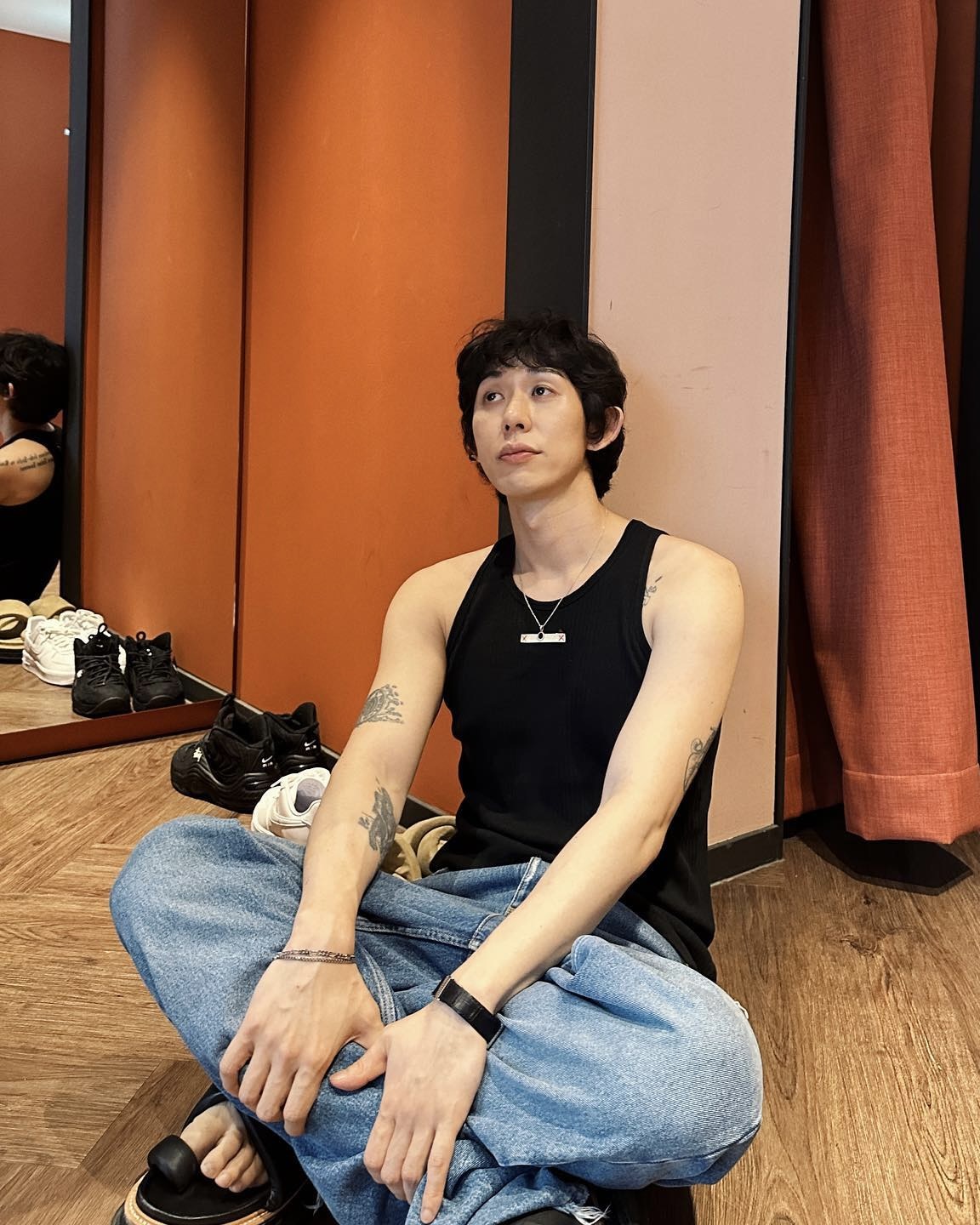 샌들이라고 다 같은 샌들이 아니다
철학을 담아낸 하나의 예술 작품, 사카이 멀티플 솔 샌들 🩴

사카이의 예상 밖의 실루엣과 이질적인 소재의 결합은 코드 쿤스트의 착장 속에서도 선명한 존재감을 드러냈습니다. 다양한 패브릭의 사용으로 단번에 시선을 사로잡았고, 과감한 크기의 밴드는 스타일에 날카로운 긴장감을 불어넣었죠.

익숙했던 샌들을 낯설게 풀어내고, 새롭게 바라보게 만드는 사카이의 철학. 이번 여름 경험해 보는 건 어떨까요? 이미지3