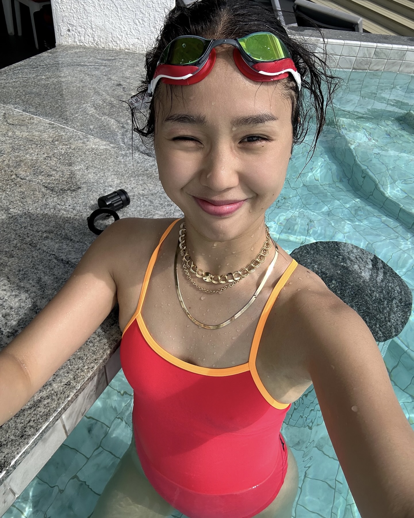미미가 픽한 진짜 수영복🩱
올 여름 쨍한 컬러 시도해봐, 스타일도 사진도 말모말모⛱️☀️

건강미와 스타일 둘 다 살린 미미의 컬러풀한 수영복 4가지

1. 졸린(JOLYN)의 페리 원지 콘트라스트
미미가 선택한 컬러는 스트로베리 컬러입니다. 피부톤과 찰떡같이 어우러지는 강렬한 핑크오렌지는 그녀의 건강미를 극대화하며 바캉스 룩의 정석을 보여줍니다. 여기에 금색 체인 목걸이를 매치해 생기 넘치는 분위기를 자아냈습니다.

2. 졸린(JOLYN)의 페리 원지 솔리드
다른 컷에서는 같은 디자인의 솔리드, 아사이 컬러 수영복을 착용했습니다. 수영장 안에서도 스타일을 잃지 않는 그녀만의 무드가 느껴집니다. 수영장 밖에서는 화이트 쇼츠를 커버업으로 착용해 활동성도 물론 포인트도 살렸습니다.

3. 후그 723 로우 U백 탄탄이 애쉬블루
좀 더 스포티한 분위기를 연출하고 싶다면 후그의 U백 탄탄이 수영복을 추천합니다. 미미는 이 수영복에 레드 컬러 미러렌즈 고글을 더해, 실제 수영을 즐기면서도 멋스러운 여름 수영복 룩을 완성했습니다. 기능성과 스타일을 동시에 챙긴 선택이 돋보입니다.

4. 딜라잇풀 헬로키티 윈터 콜렉션
미미는 크리스마스 감성을 담은 딜라잇풀 헬로키티 수영복으로 또 다른 여름 스타일을 선보였습니다. 귀여운 패턴과 쨍한 컬러감이 시선을 끌고, 미드 하이컷으로 활동성도 챙긴 선택이 인상적입니다. 이미지