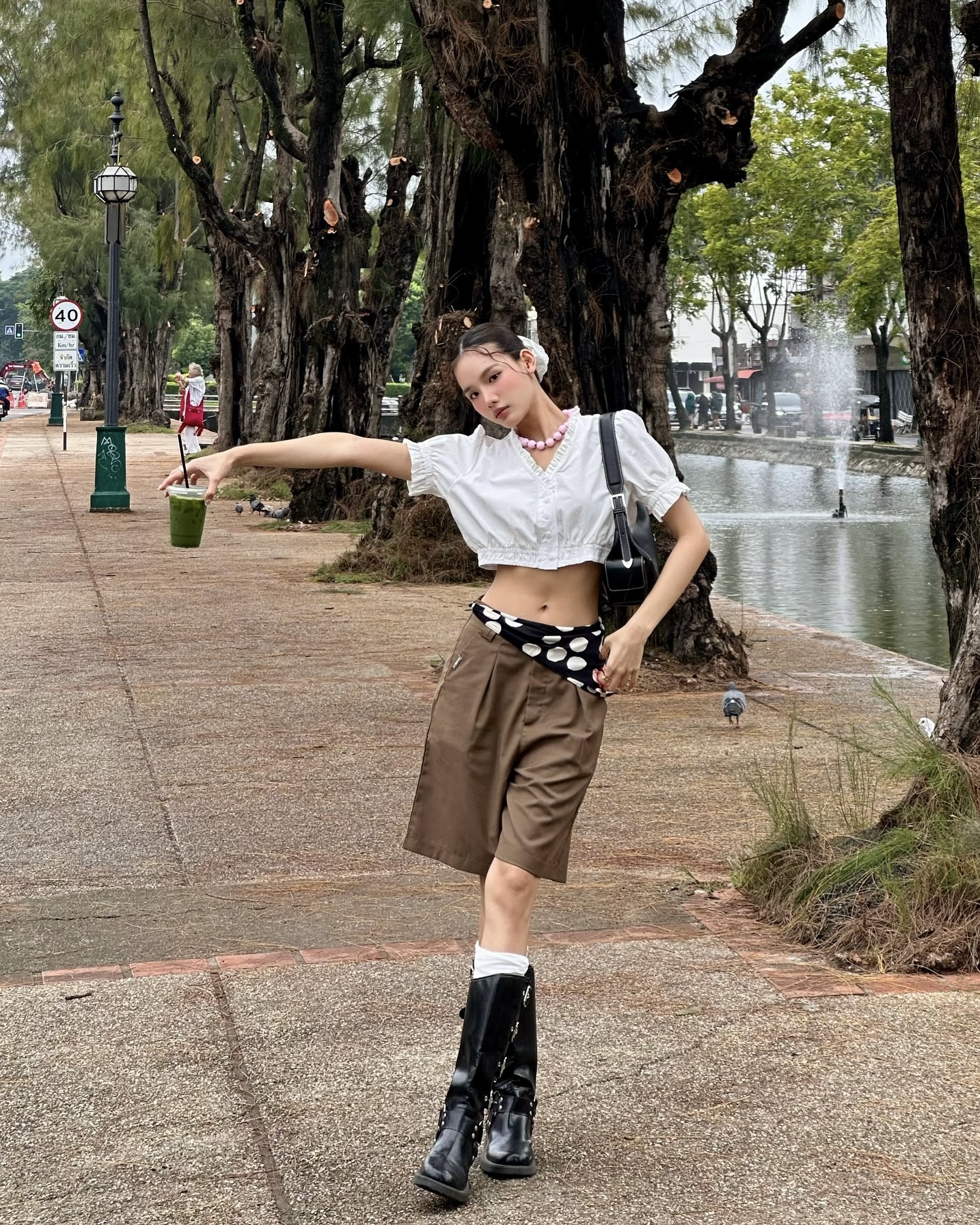 여름 공식＝화이트 블라우스🦢🤍
찰떡 코디 끝판왕, 매일 입어도 질리지 않는 데일리 아이템🌼 이미지6
