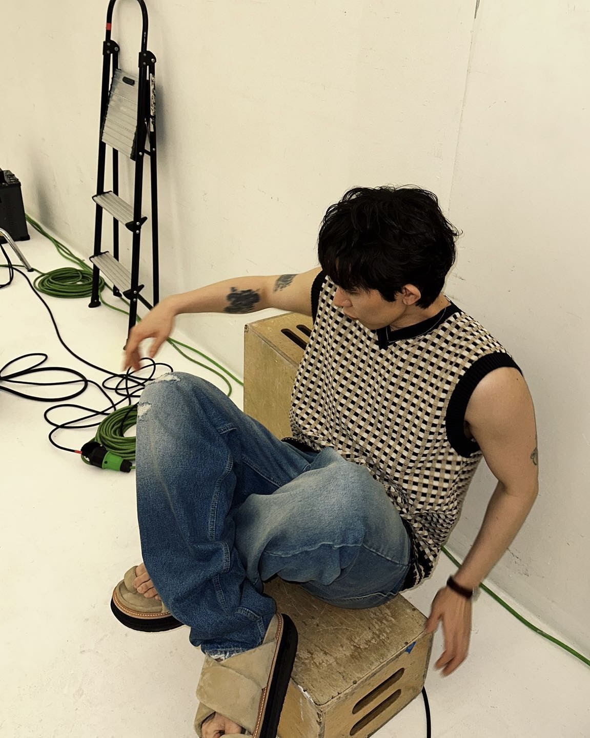 샌들이라고 다 같은 샌들이 아니다
철학을 담아낸 하나의 예술 작품, 사카이 멀티플 솔 샌들 🩴

사카이의 예상 밖의 실루엣과 이질적인 소재의 결합은 코드 쿤스트의 착장 속에서도 선명한 존재감을 드러냈습니다. 다양한 패브릭의 사용으로 단번에 시선을 사로잡았고, 과감한 크기의 밴드는 스타일에 날카로운 긴장감을 불어넣었죠.

익숙했던 샌들을 낯설게 풀어내고, 새롭게 바라보게 만드는 사카이의 철학. 이번 여름 경험해 보는 건 어떨까요? 이미지2