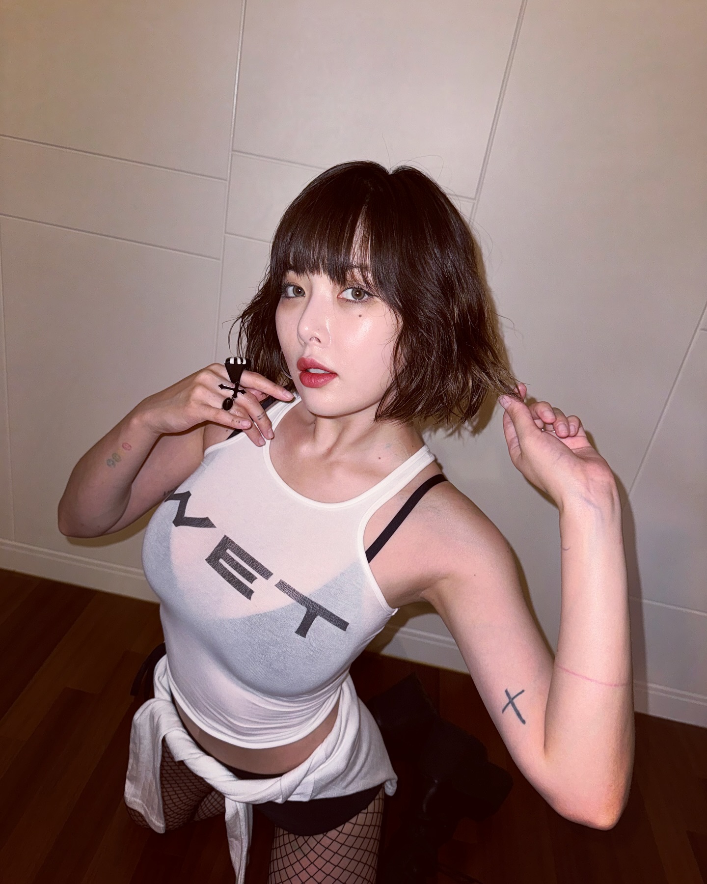 워터밤 찢은 핫걸 전소미💖
여름 기강잡는 핫걸들이 입는 이것은? 바로 WET 탱크탑🔥

전소미는 WET 탱크탑으로 핫한 썸머룩을 완성했습니다.

핏되는 실루엣과 젖은 듯한 시어 소재, 그리고 네온 핑크 레터링이 시선을 사로잡는 이 탱크탑은 칸예 웨스트의 이지와 모와롤라가 협업한 제품입니다. 

전소미는 블랙 데님 쇼츠와의 조합으로 글램한 핫걸 무드를 연출했습니다. 같은 WET 탱크탑을 화사는 유광 쇼츠로 힙하게, 현아는 스타킹과 함께 펑크하게, 키스오브라이프 나띠는 마이크로 쇼츠로 캐주얼하게 소화하며 각기 다른 썸머 무드를 선보였습니다. 

핫걸이 되고 싶다면? WET을 활용해 보세요. 이미지5