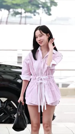 구찌 얼음공주🩷🤍윈터 공항룩
구찌 필 쿠페 셔츠에 플랫 그리고 맥시 숄더백🫣각선미 뭐에욤… 이미지