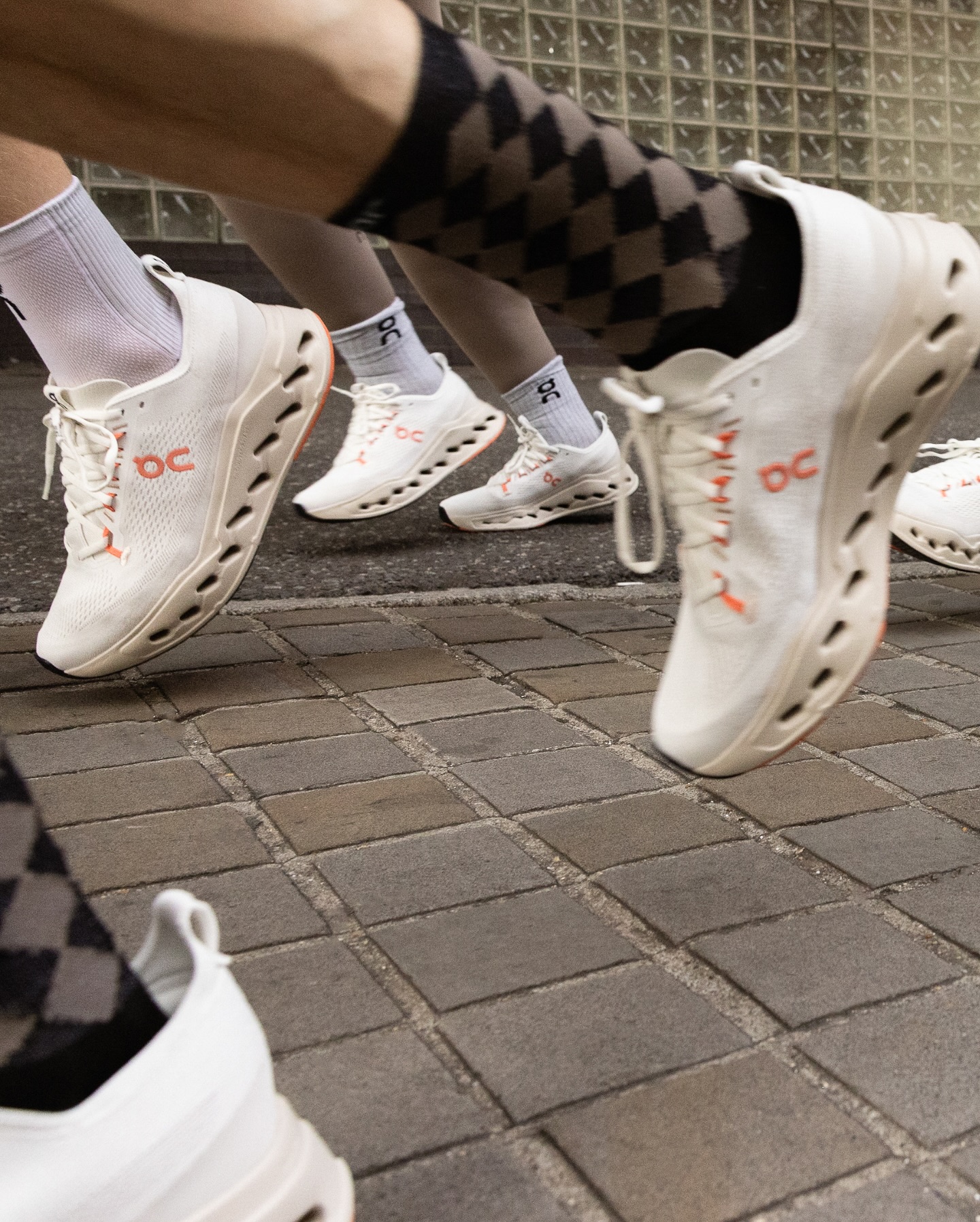 이제는 한남동에서 살수있어🏃🏻‍♀️ 국내 첫 플래그십 스토어니까 오픈런 미리 준비해야지?👟💡  차정원, 김나영, 안소희가 신은 ‘그 운동화’, 이제는 한남동에서 직접 보고 살 수 있다는 사실💡 오픈런 준비 전, 먼저 눈여겨봐야 할 3가지 러닝화를 소개할게요.  1. 온러닝 클라우드 몬스터 2 파프, 279,000원 차정원은 편안한 쿠션감으로 유명한 포스트 아카이브 팩션과 협업한 운동화를 선택 했고, 새티스파이 러닝캡, 조끼, 블랙 쇼츠와 매치해 실용적인 러닝 코어룩을 완성했습니다.   2. 온러닝 클라우드 5 방수 올 블랙, 209,000원 김나영은 초경량 203g으로 방수 기능이 있는 가벼운 운동화를 선택 했고, 블루 쇼츠, 퍼플 삭스로 감각적 컬러 매치를 더해 운동과 일상을 오가는 스포티한 데일리룩을 완성했습니다.  3. 온러닝 X 로에베 클라우드 틸트, 650,000원 안소희는 스피드 슈레이스 시스템으로 신기 쉬운 디자인이 특징인 러닝화를 선택 했고, 화이트 티셔츠에 오버핏 셔츠, 바이커 쇼츠를 매치해 애슬레저 스타일로 연출했습니다.  - 추정 주소: 서울 용산구 한남동 이태원로 240 이미지