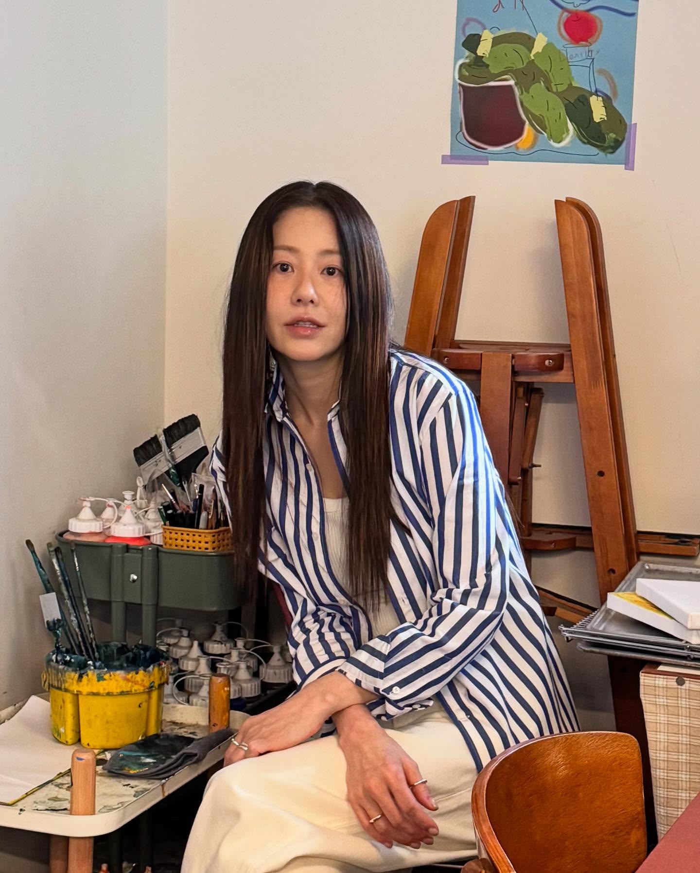 간절기룩은 고현정처럼☁️🤍
랄프로렌으로 미리 보는 간절기 스타일링🍂

고현정이 랄프로렌 간절기 스타일링을 선보였습니다. 

평소 셔츠를 즐겨 입는 고현정은 이번에도 편안하고 단정한 무드의 스타일링을 보여줬는데요. 블루 스트라이프 패턴 셔츠에 화이트 슬리브리스를 이너로 매치해 깔끔하고 세련된 룩을 완성했습니다.

스트레이트 레그 팬츠에 RL 로고가 새겨진 시그니처 레더 벨트를 매치해 고급스러운 분위기를 더했고, 브라운 컬러의 샌들로 톤온톤 포인트를 주었습니다. 블랙 토트백으로 마무리해 세련된 무드를 완성했죠. 단정하고 세련된 고현정의 스타일링, 이번 간절기 시즌에 참고해보세요.  이미지3