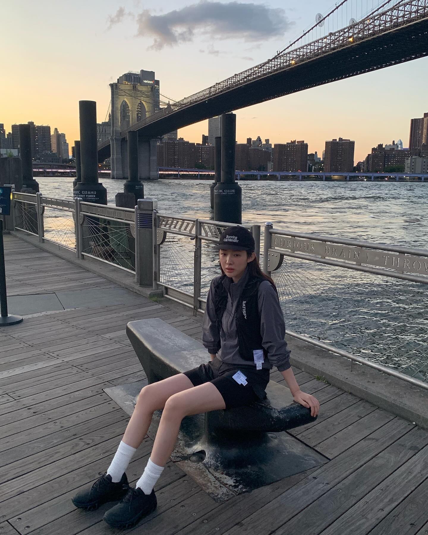 이제는 한남동에서 살수있어🏃🏻‍♀️
국내 첫 플래그십 스토어니까 오픈런 미리 준비해야지?👟💡

차정원, 김나영, 안소희가 신은 ‘그 운동화’, 이제는 한남동에서 직접 보고 살 수 있다는 사실💡 오픈런 준비 전, 먼저 눈여겨봐야 할 3가지 러닝화를 소개할게요.

1. 온러닝 클라우드 몬스터 2 파프, 279,000원
차정원은 편안한 쿠션감으로 유명한 포스트 아카이브 팩션과 협업한 운동화를 선택 했고, 새티스파이 러닝캡, 조끼, 블랙 쇼츠와 매치해 실용적인 러닝 코어룩을 완성했습니다. 

2. 온러닝 클라우드 5 방수 올 블랙, 209,000원
김나영은 초경량 203g으로 방수 기능이 있는 가벼운 운동화를 선택 했고, 블루 쇼츠, 퍼플 삭스로 감각적 컬러 매치를 더해 운동과 일상을 오가는 스포티한 데일리룩을 완성했습니다.

3. 온러닝 X 로에베 클라우드 틸트, 650,000원
안소희는 스피드 슈레이스 시스템으로 신기 쉬운 디자인이 특징인 러닝화를 선택 했고, 화이트 티셔츠에 오버핏 셔츠, 바이커 쇼츠를 매치해 애슬레저 스타일로 연출했습니다.

- 추정 주소: 서울 용산구 한남동 이태원로 240 이미지3