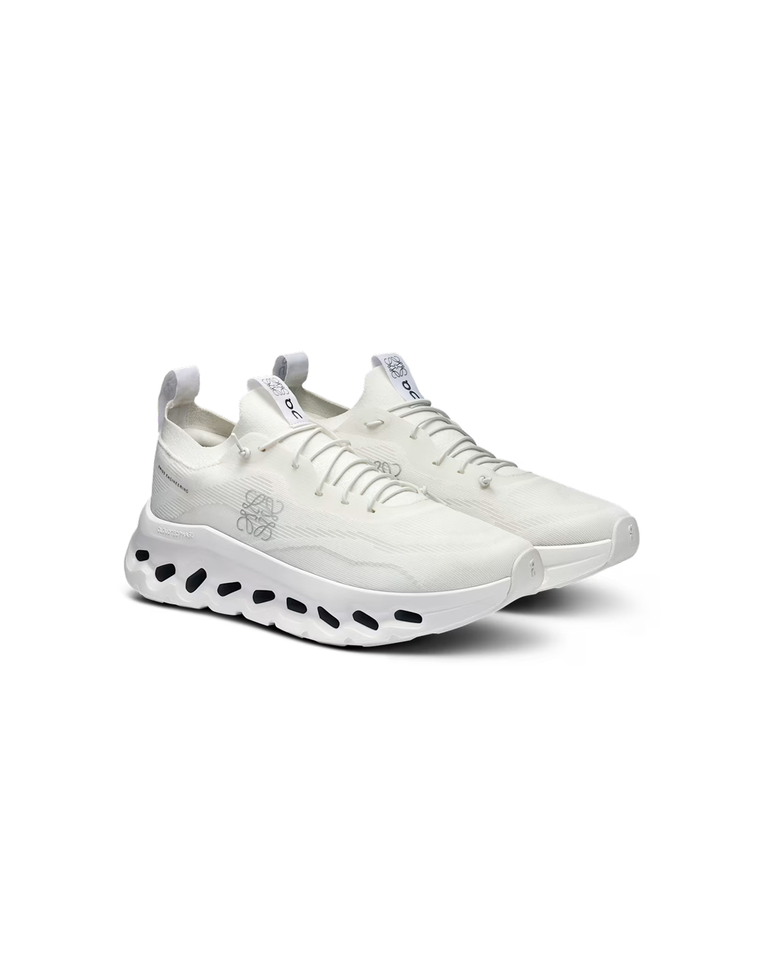 이제는 한남동에서 살수있어🏃🏻‍♀️
국내 첫 플래그십 스토어니까 오픈런 미리 준비해야지?👟💡

차정원, 김나영, 안소희가 신은 ‘그 운동화’, 이제는 한남동에서 직접 보고 살 수 있다는 사실💡 오픈런 준비 전, 먼저 눈여겨봐야 할 3가지 러닝화를 소개할게요.

1. 온러닝 클라우드 몬스터 2 파프, 279,000원
차정원은 편안한 쿠션감으로 유명한 포스트 아카이브 팩션과 협업한 운동화를 선택 했고, 새티스파이 러닝캡, 조끼, 블랙 쇼츠와 매치해 실용적인 러닝 코어룩을 완성했습니다. 

2. 온러닝 클라우드 5 방수 올 블랙, 209,000원
김나영은 초경량 203g으로 방수 기능이 있는 가벼운 운동화를 선택 했고, 블루 쇼츠, 퍼플 삭스로 감각적 컬러 매치를 더해 운동과 일상을 오가는 스포티한 데일리룩을 완성했습니다.

3. 온러닝 X 로에베 클라우드 틸트, 650,000원
안소희는 스피드 슈레이스 시스템으로 신기 쉬운 디자인이 특징인 러닝화를 선택 했고, 화이트 티셔츠에 오버핏 셔츠, 바이커 쇼츠를 매치해 애슬레저 스타일로 연출했습니다.

- 추정 주소: 서울 용산구 한남동 이태원로 240 이미지10