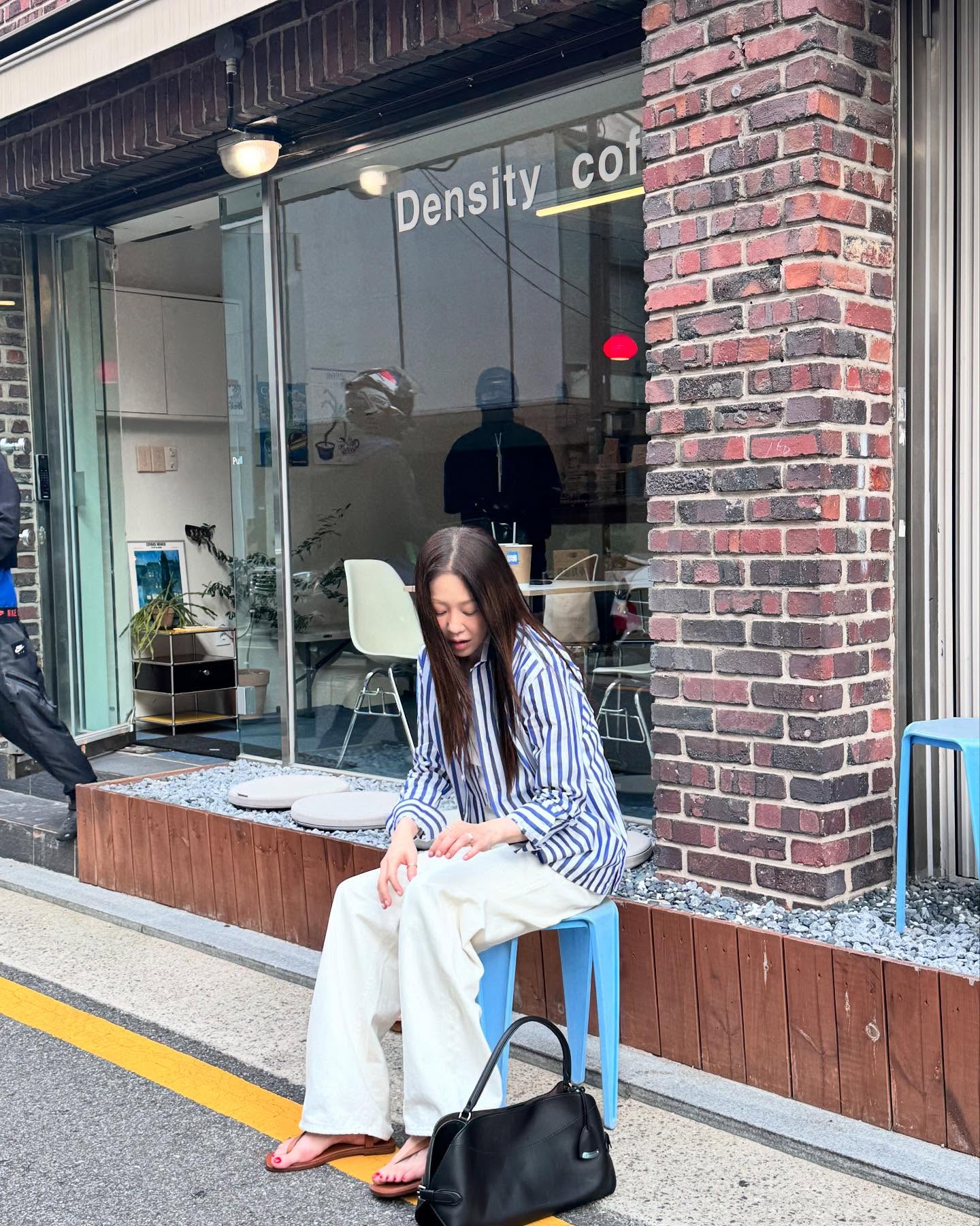 간절기룩은 고현정처럼☁️🤍
랄프로렌으로 미리 보는 간절기 스타일링🍂

고현정이 랄프로렌 간절기 스타일링을 선보였습니다. 

평소 셔츠를 즐겨 입는 고현정은 이번에도 편안하고 단정한 무드의 스타일링을 보여줬는데요. 블루 스트라이프 패턴 셔츠에 화이트 슬리브리스를 이너로 매치해 깔끔하고 세련된 룩을 완성했습니다.

스트레이트 레그 팬츠에 RL 로고가 새겨진 시그니처 레더 벨트를 매치해 고급스러운 분위기를 더했고, 브라운 컬러의 샌들로 톤온톤 포인트를 주었습니다. 블랙 토트백으로 마무리해 세련된 무드를 완성했죠. 단정하고 세련된 고현정의 스타일링, 이번 간절기 시즌에 참고해보세요.  이미지4