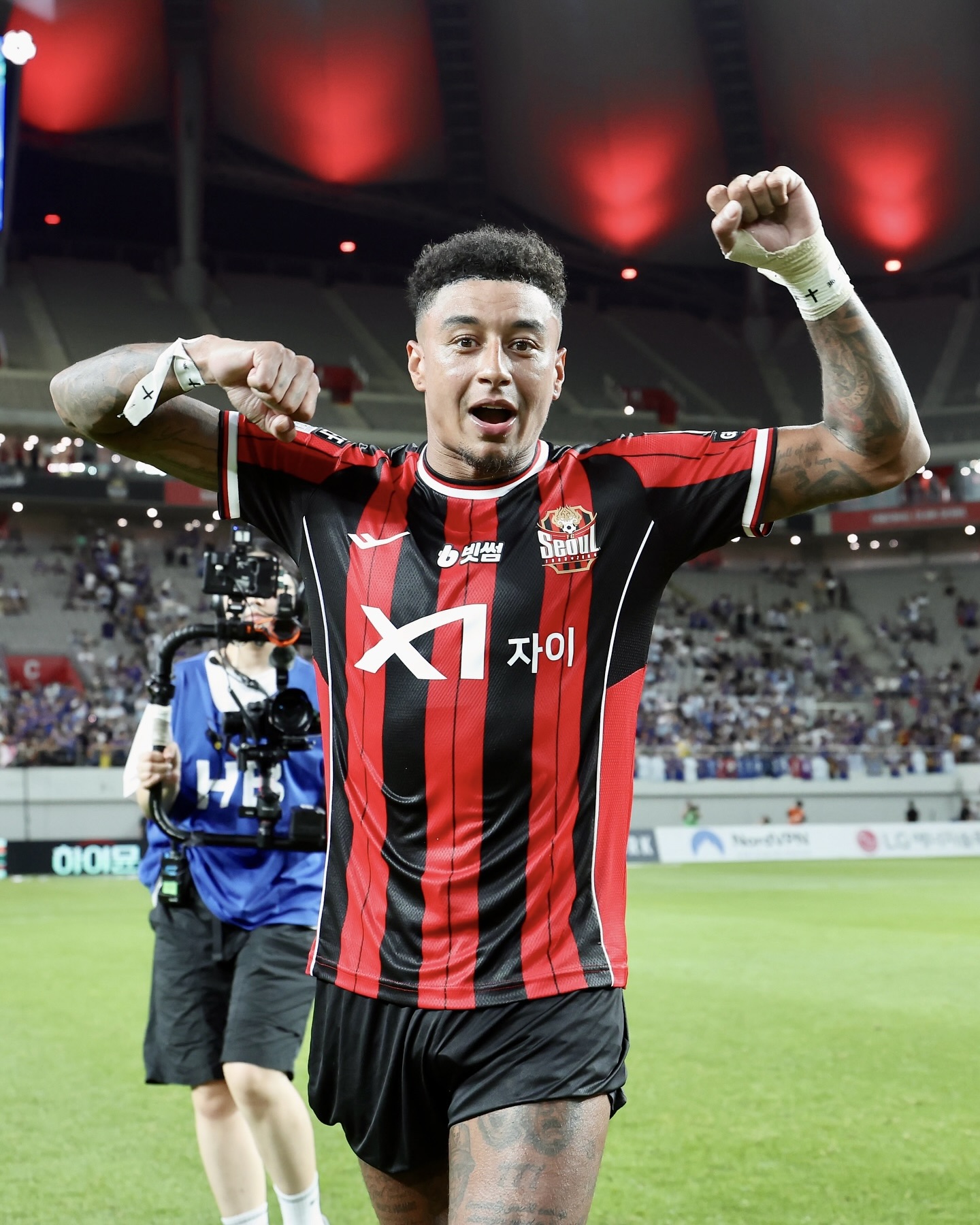15년 만에 다시 만난 바르셀로나⁠
팀 K리그가 만든 이변, 이번엔 서울이 이어갈 차례일지도? ⚽️🔥⁠
⁠
FC바르셀로나가 FC서울과의 친선 경기를 위해 상암월드컵경기장에 입성했습니다.⁠
⁠
이른 시각부터 몰려든 관중들은 각자 응원하는 선수의 유니폼을 손에 들고, 경기장 주변을 가득 메웠는데요.⁠
⁠
특히 레반도프스키, 라민 야말, 하피냐 등 세계적인 스타들이 출전 명단에 이름을 올리며 이들의 플레이를 직접 볼 수 있다는 사실만으로도 현장은 흥분으로 가득 찼습니다.⁠
⁠
전날 열린 팀 K리그와 뉴캐슬의 경기에서 예상을 깨고 팀 K리그가 승리를 거둔 만큼, 이번 경기에서도 FC서울이 또 하나의 반전을 써낼 수 있을지 팬들의 기대가 모아지고 있습니다.⁠ 이미지