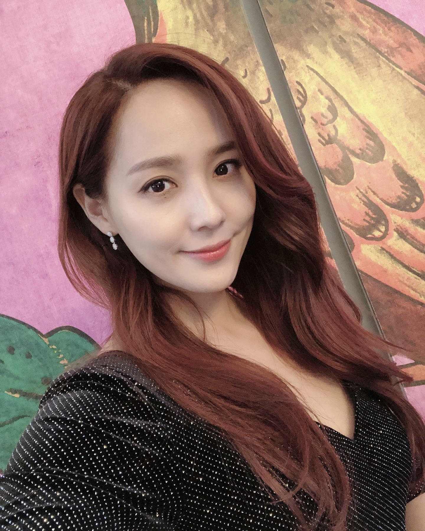 이 텀블러 없으면 안 돼요😰
셀럽들이 입모아 추천한 여름 필수템🧚🏻☀️텀블러 겟하세요

올여름 셀럽들이 픽한 ‘인생 텀블러’ 총집합시켰어요.

1. 조지루시 초경량 보온병 480ml, 3만 원대
이청아의 10년템 보온병은 24시간 이상 시원하게 유지되는 뛰어난 보온, 보냉력을 자랑합니다. 한 손으로 여닫을 수 있는 원터치 뚜껑으로 구성되어 심플하지만 고급스러운 제품입니다.

2. 스타벅스 단테 텀블러 710ml, 4만 원대
수지가 소장한 이 텀블러는 블루 컬러로 시원하고 발랄한 디자인이 특징입니다. 약 500g의 가벼운 무게에 손잡이까지 더해져 휴대도 간편한 아이템입니다.

3. 해밀로 아이스커피 텀블러 880ml, 3만 원대
유진이 촬영장에 늘 들고 다니는 텀블러는 테이크아웃 컵을 그대로 넣을 수 있는 혁신적인 디자인입니다. 결로 방지로 미끄러질 걱정 없고, 지문이 남지 않아 깔끔하게 사용할 수 있습니다.

4. 락앤락 메트로 카페 세라믹 텀블러 500ml, 4만 원대
한가인의 내돈내산 찐템으로, 세라믹 코팅 처리돼 맛의 변질 없이 깔끔하게 즐길 수 있습니다. 트라이탄 재질의 밀폐 뚜껑, 바닥 실리콘으로 안정감 있는 사용감으로 실용성 있는 텀블러입니다. 이미지5