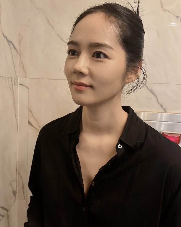 이 텀블러 없으면 안 돼요😰
셀럽들이 입모아 추천한 여름 필수템🧚🏻☀️텀블러 겟하세요

올여름 셀럽들이 픽한 ‘인생 텀블러’ 총집합시켰어요.

1. 조지루시 초경량 보온병 480ml, 3만 원대
이청아의 10년템 보온병은 24시간 이상 시원하게 유지되는 뛰어난 보온, 보냉력을 자랑합니다. 한 손으로 여닫을 수 있는 원터치 뚜껑으로 구성되어 심플하지만 고급스러운 제품입니다.

2. 스타벅스 단테 텀블러 710ml, 4만 원대
수지가 소장한 이 텀블러는 블루 컬러로 시원하고 발랄한 디자인이 특징입니다. 약 500g의 가벼운 무게에 손잡이까지 더해져 휴대도 간편한 아이템입니다.

3. 해밀로 아이스커피 텀블러 880ml, 3만 원대
유진이 촬영장에 늘 들고 다니는 텀블러는 테이크아웃 컵을 그대로 넣을 수 있는 혁신적인 디자인입니다. 결로 방지로 미끄러질 걱정 없고, 지문이 남지 않아 깔끔하게 사용할 수 있습니다.

4. 락앤락 메트로 카페 세라믹 텀블러 500ml, 4만 원대
한가인의 내돈내산 찐템으로, 세라믹 코팅 처리돼 맛의 변질 없이 깔끔하게 즐길 수 있습니다. 트라이탄 재질의 밀폐 뚜껑, 바닥 실리콘으로 안정감 있는 사용감으로 실용성 있는 텀블러입니다. 이미지7