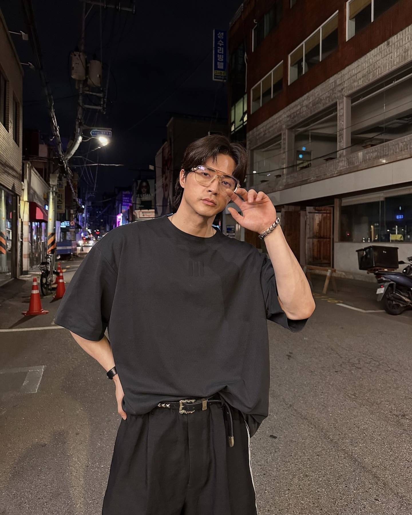 분위기를 뒤집는 한 끗 디테일 선택만으로 존재감을 끌어올리는, 하이앤드 아이템 3가지🧊  감각적인 디테일로 이목을 집중시키는, 배우 김지훈의 하이앤드 액세서리 세 가지를 살펴보겠습니다.  1. 크롬하츠 이니트 앤틱한 무드를 자아내는 투브릿지 디자인과 크롬하츠 특유의 정교한 문양 디테일이 고급스러움을 더합니다. 착용만으로도 지적이고 세련된 인상을 연출할 수 있는 아이템입니다.  2. 크롬하츠 트리플 레더 브레이슬릿 손목을 감싸는 블랙 레더 밴드에 시그니처 스터드 장식으로 마무리해, 단숨에 시선을 사로잡는 포인트로 작용합니다. 락앤롤 감성이 자연스럽게 녹아들어, 전체적인 인상에 깊이를 더합니다.  3. 앙팡 리쉬 데프리메 2cm 스터드 레더 벨트 버클에 새겨진 장미 장식과 벨트를 감싸는 두툼한 스터드 디테일이 브랜드가 추구하는 반항적인 펑크 무드를 선명하게 드러냅니다. 퇴폐적이면서 예술적인 브랜드 이미지를 통해 확실한 개성을 부여하는 역할을 합니다. 이미지