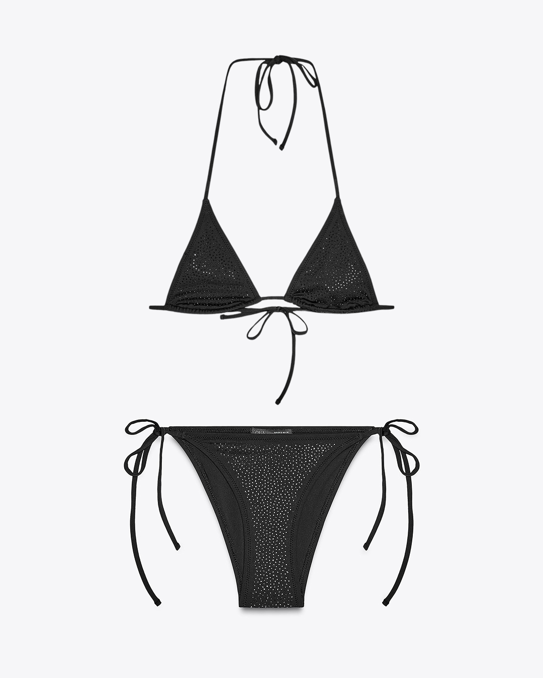 원피스부터 비키니까지👙🩱
어떤 수영복 입을지 아직 고민이라면? 나에게 필요한 선택법✅
몸매·활동·분위기까지 고려한 4가지 수영복 스타일 총정리
1. 원피스 수영복 - 폴로 랄프 로렌 케네디 원피스, 28만 원대
허리부터 엉덩이까지 안정감 있게 감싸주는 원피스 타입은 군살을 자연스럽게 커버하며 체형 보정에 탁월합니다. 수영이나 물놀이 등 활동적인 일정에도 잘 어울립니다.
2. 와이어 비키니 - H&M 상의 2만 원, 하의 1만 원대
가슴 아래에 와이어가 삽입된 디자인으로, 지지력은 물론이고 볼륨감 있는 실루엣을 연출할 수 있는 비키니입니다. 글래머러스한 무드를 살리고 싶은 날에 추천합니다.
3. 스트링 비키니 - 자라 스트라스 비키니, 각 4만 원대
가장 노출이 많고 미니멀한 디자인의 비키니로, 끈을 자유롭게 묶어 연출할 수 있어 태닝용으로 인기가 높습니다. 다양한 체형에 맞춤 조절이 가능하다는 장점이 있지만, 활동성은 제한적인 편입니다.
4. 튜브탑 비키니 - 자라 텍스처 비키니, 각 4만 원대
어깨끈이 없는 튜브탑 비키니는 끈 자국 없이 태닝을 즐기기에 적합하고, 특히 셀카나 휴양지 룩에 제격입니다. 다만 움직임이 많을 경우 흘러내릴 수 있어 물놀이에는 비추천입니다. 이미지8