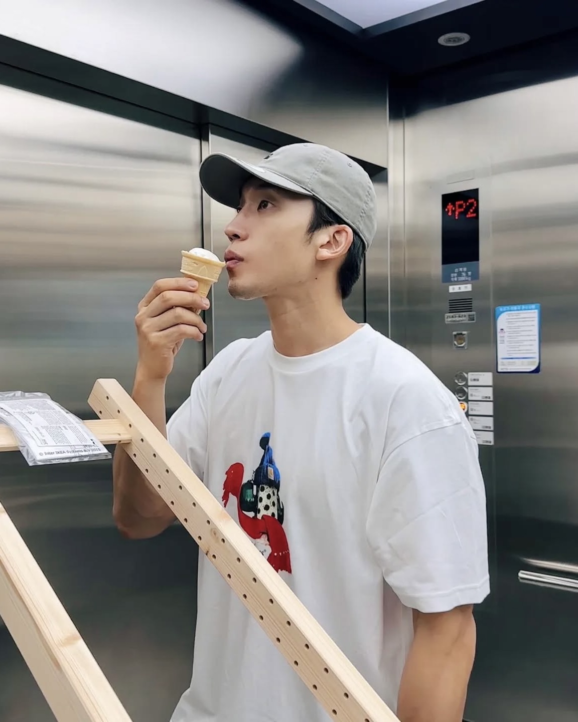 스트릿 감성을 한가득 담았다
이번 주말 데이트에 참고할 만한, 이상이의 반팔 티셔츠 픽 3가지 👕
폭넓은 연기 스펙트럼처럼 다양한 스타일을 선보이는 배우 이상이. 그의 사진 속 엿볼 수 있는 반팔 아이템을 세 가지를 알아보겠습니다.
1. 아디다스 x 오아시스 투어 자카드 저지
음악보다 축구를 더 좋아한다는 밴드 오아시스와의 협업답게, 빈티지한 축구 유니폼에서 영감을 얻은 실루엣과 카라 디자인이 특징입니다. 밴드의 로고 그래픽을 통해 트렌디한 블록코어 스타일을 연출했습니다.
2. 칼하트 윕 스톤 콜드 티셔츠
화이트 베이스 위에 유쾌한 그래픽 아트워크가 시선을 사로잡는 티셔츠입니다. 니트 비니와 스카프, 헤드폰을 착용한 스톤의 위트 있는 조합은 브랜드 특유의 자유롭고 개성 넘치는 스트릿 무드를 제공합니다.
3. 칼하트 윕 89 링거 티셔츠
레트로한 무드가 매력적인 링거 티셔츠입니다. 넥라인과 소매에 버건디 컬러로 포인트를 주었습니다. 가슴 부분의 로고는 브랜드의 아이덴티티를 더하며, 편안한 데일리 아이템으로 활용하기 좋습니다. 이미지4