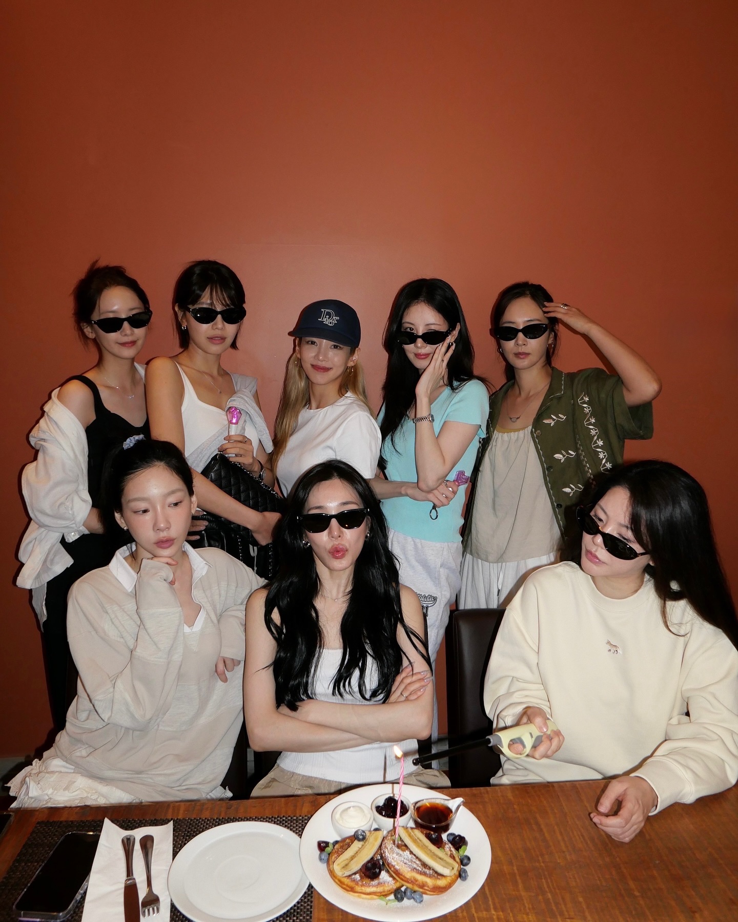 티파니 생일에 소녀시대 완전체🎂 
데뷔 18주년, 찐친력 만랩 소시😎 나도 이런 우정 갖고싶다🎀 이미지